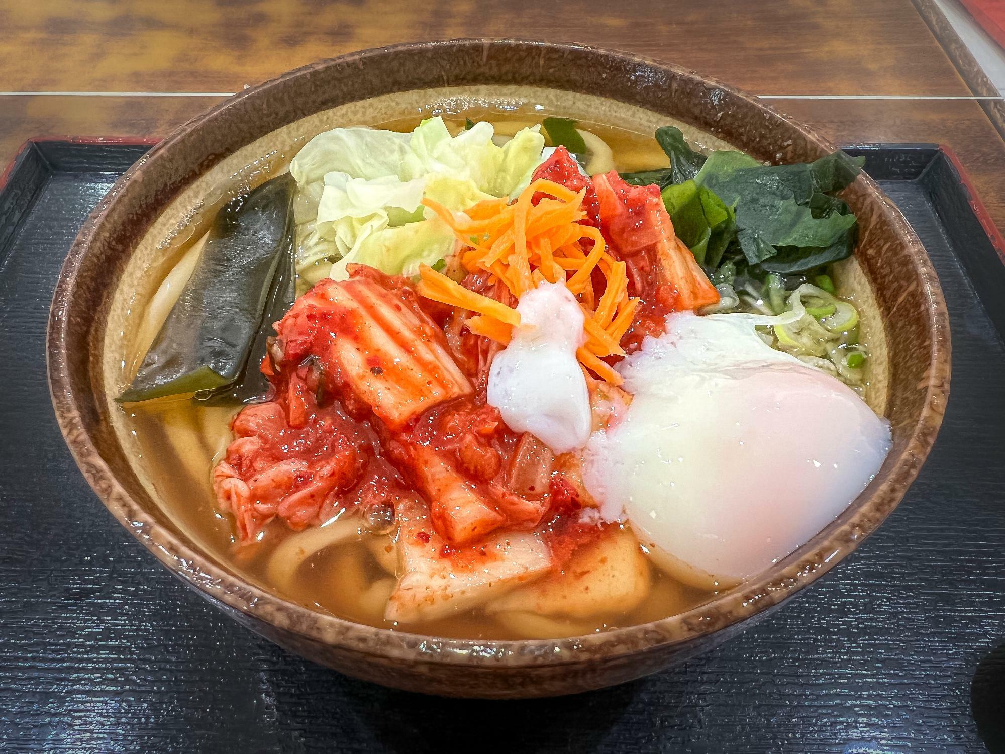 キムチうどんに半熟玉子をトッピング