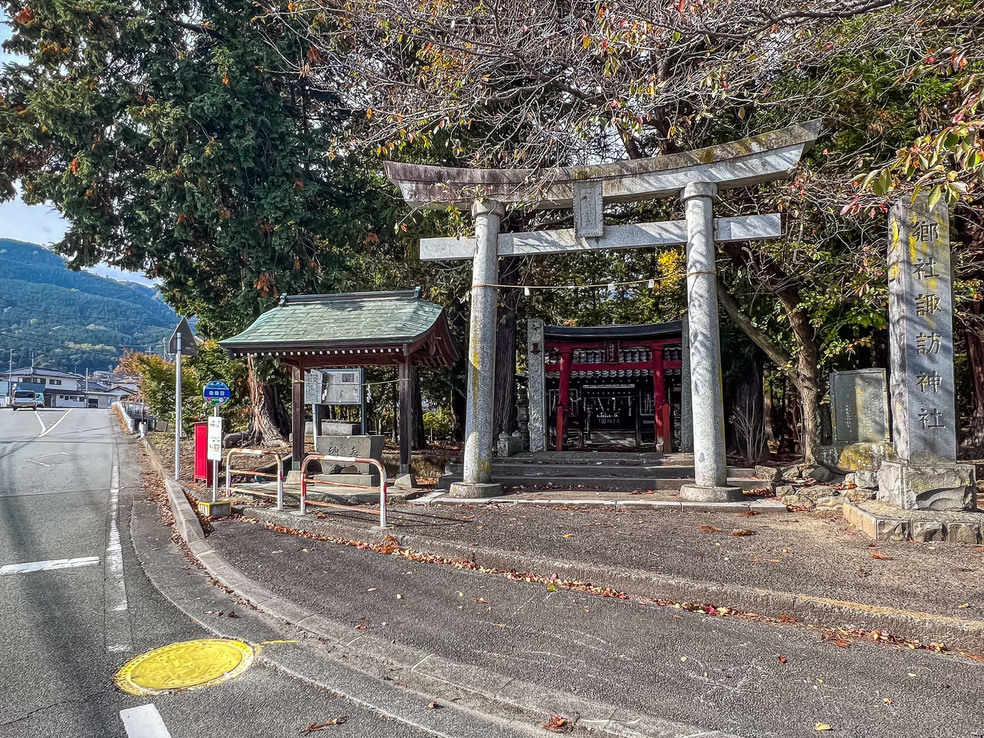 ツアーのスタートは曲輪田地区の諏訪神社から