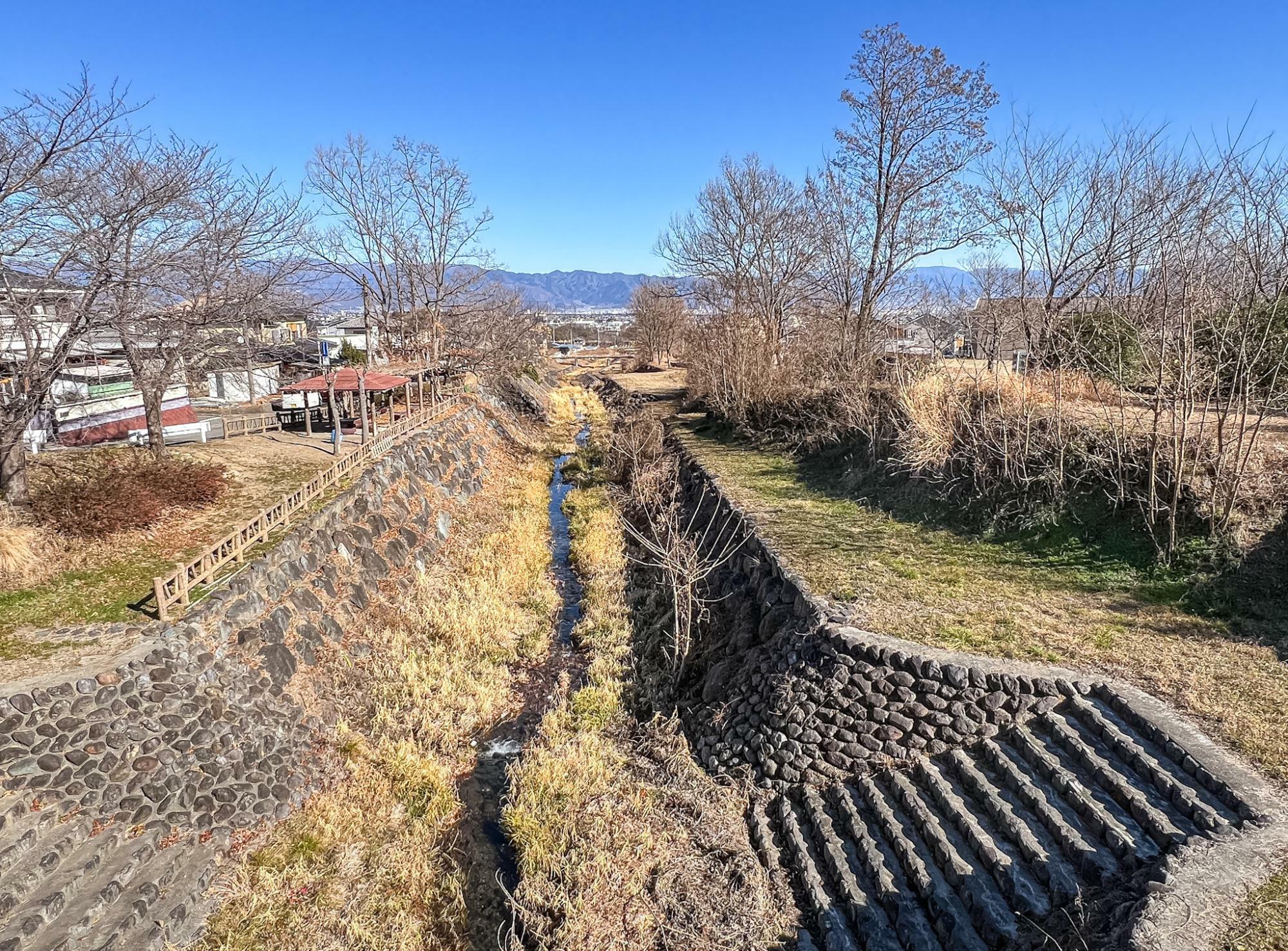 深沢川を跨ぐ大神山橋から見た市街地（牧野街区公園は右）