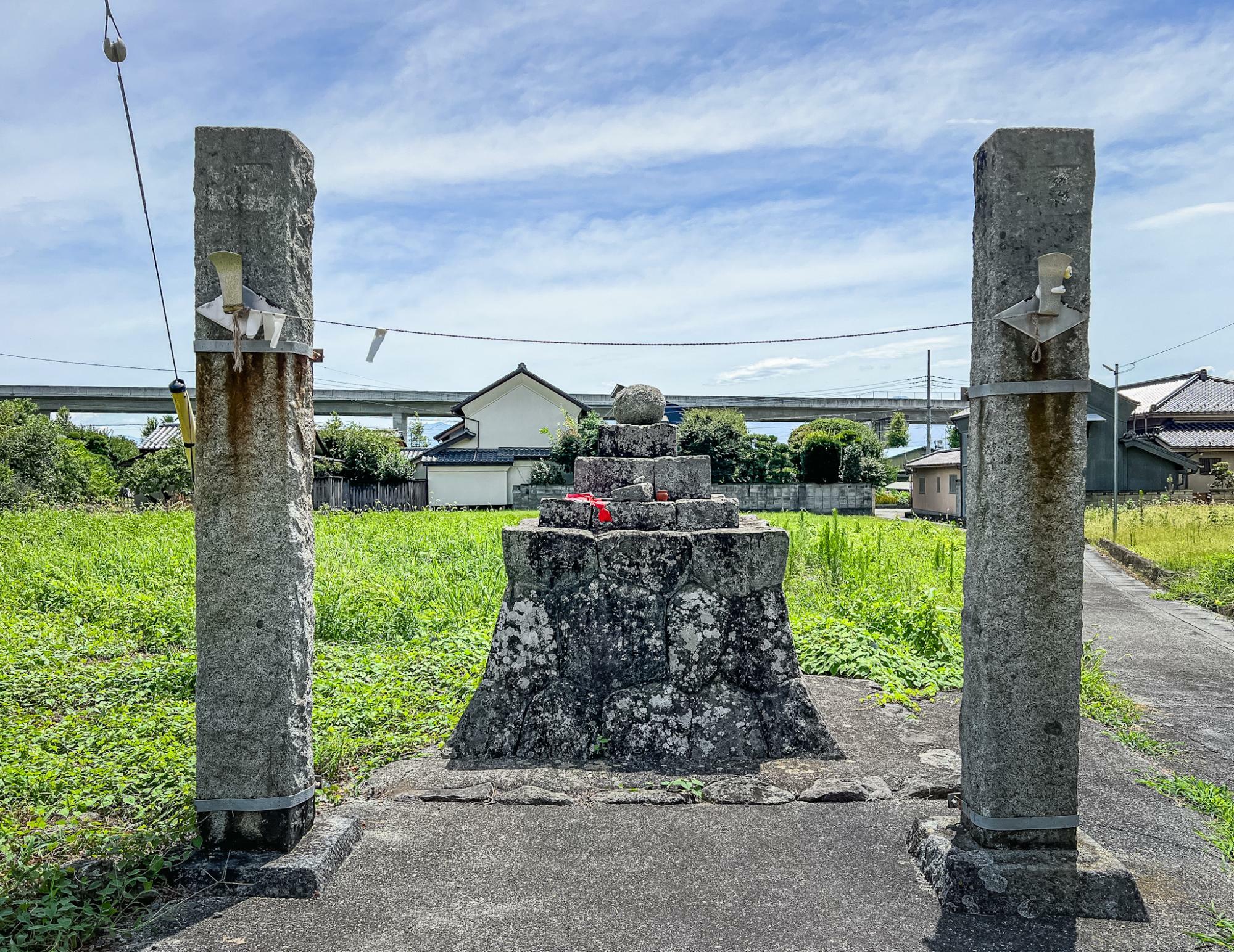 通り向かいには道祖神。この丸石道祖神についてもいずれご楚瑜回できれば