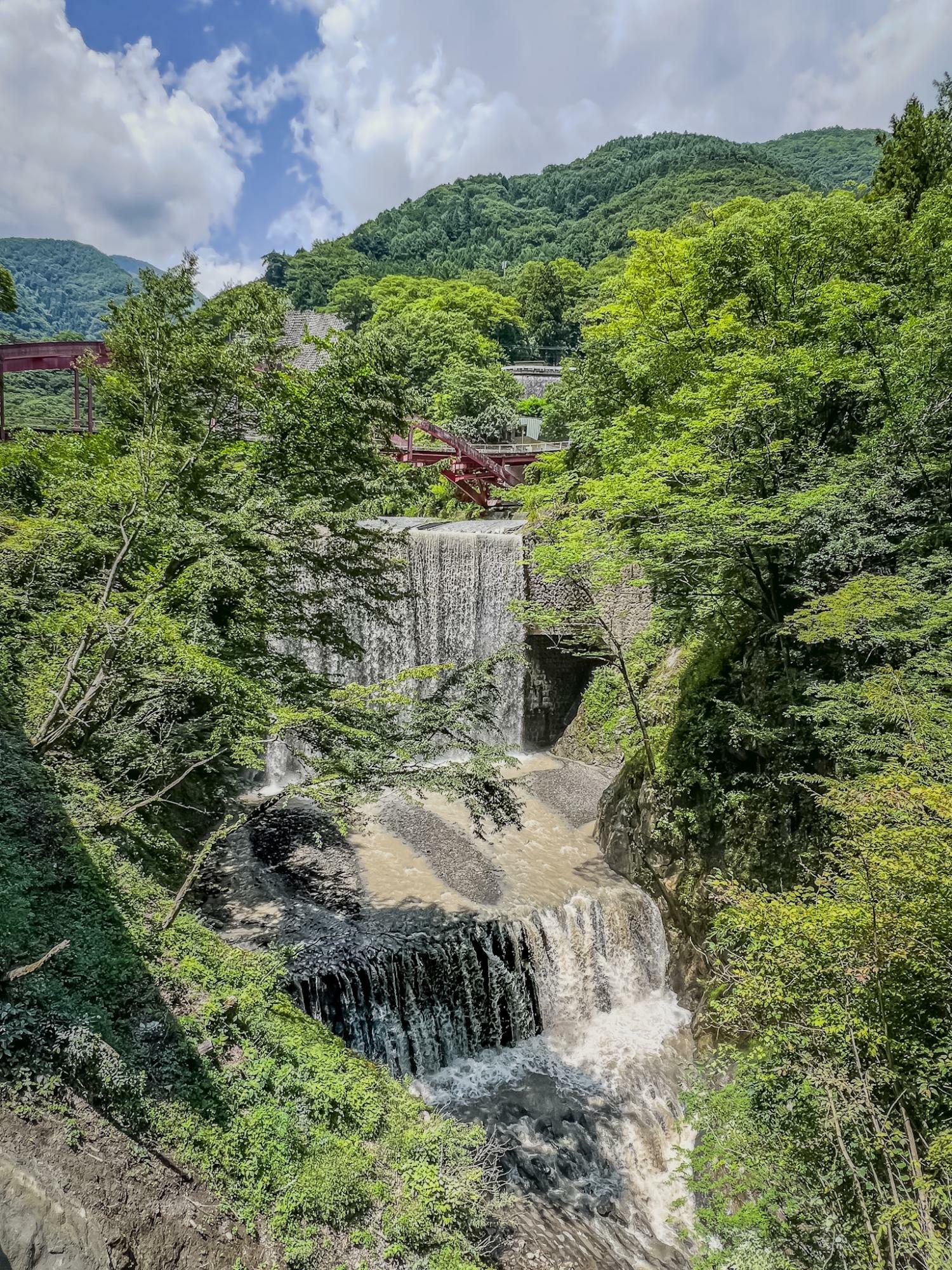 芦安堰堤。前日に記録的な雷雨があったため御勅使川は濁流でした。天気が安定していれば、水辺まで下りて川遊びも良さそうですね