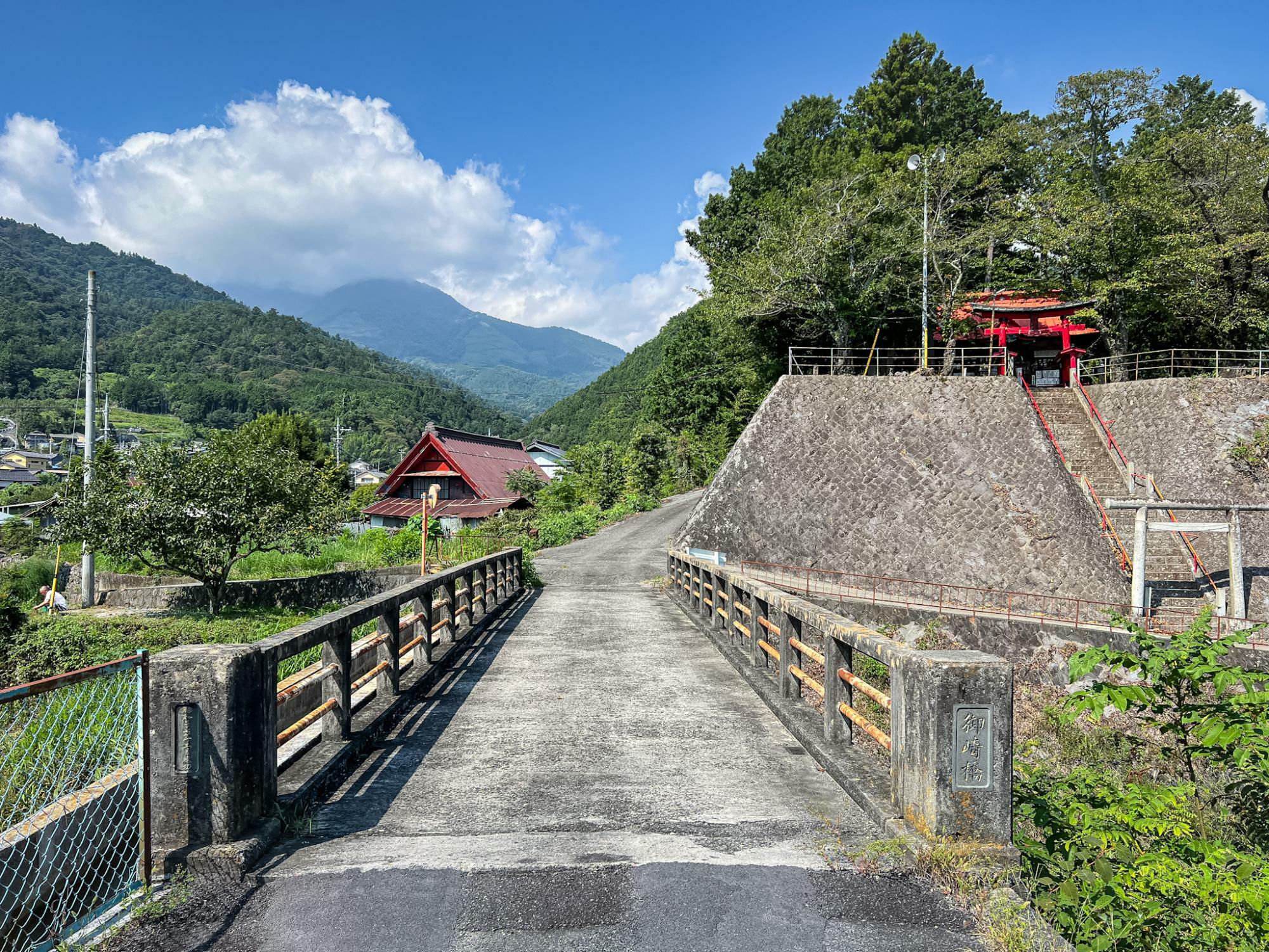 高台にある集落の更に高台に神社を見つけました