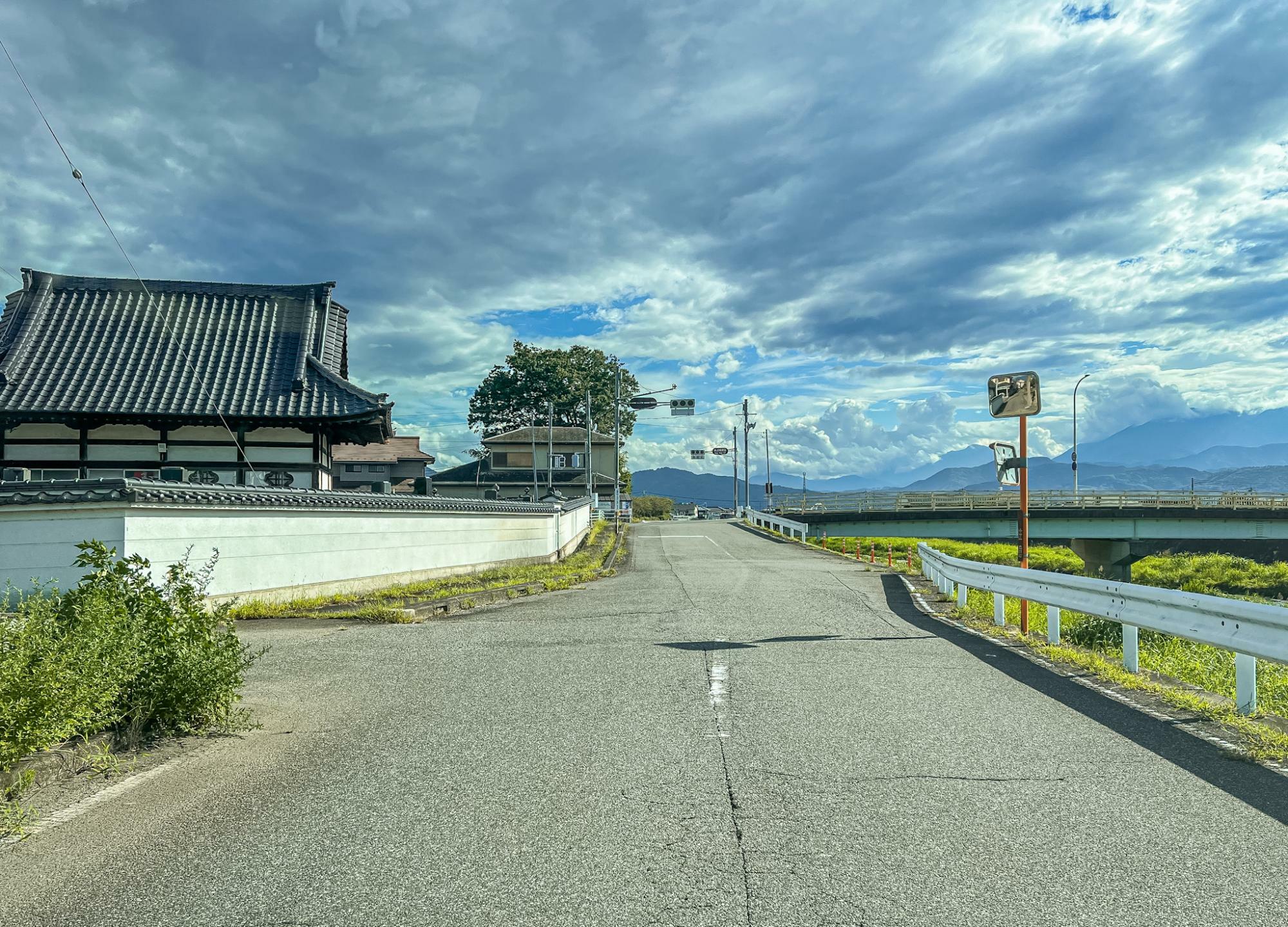 先の信号が南湖橋東詰交差点です