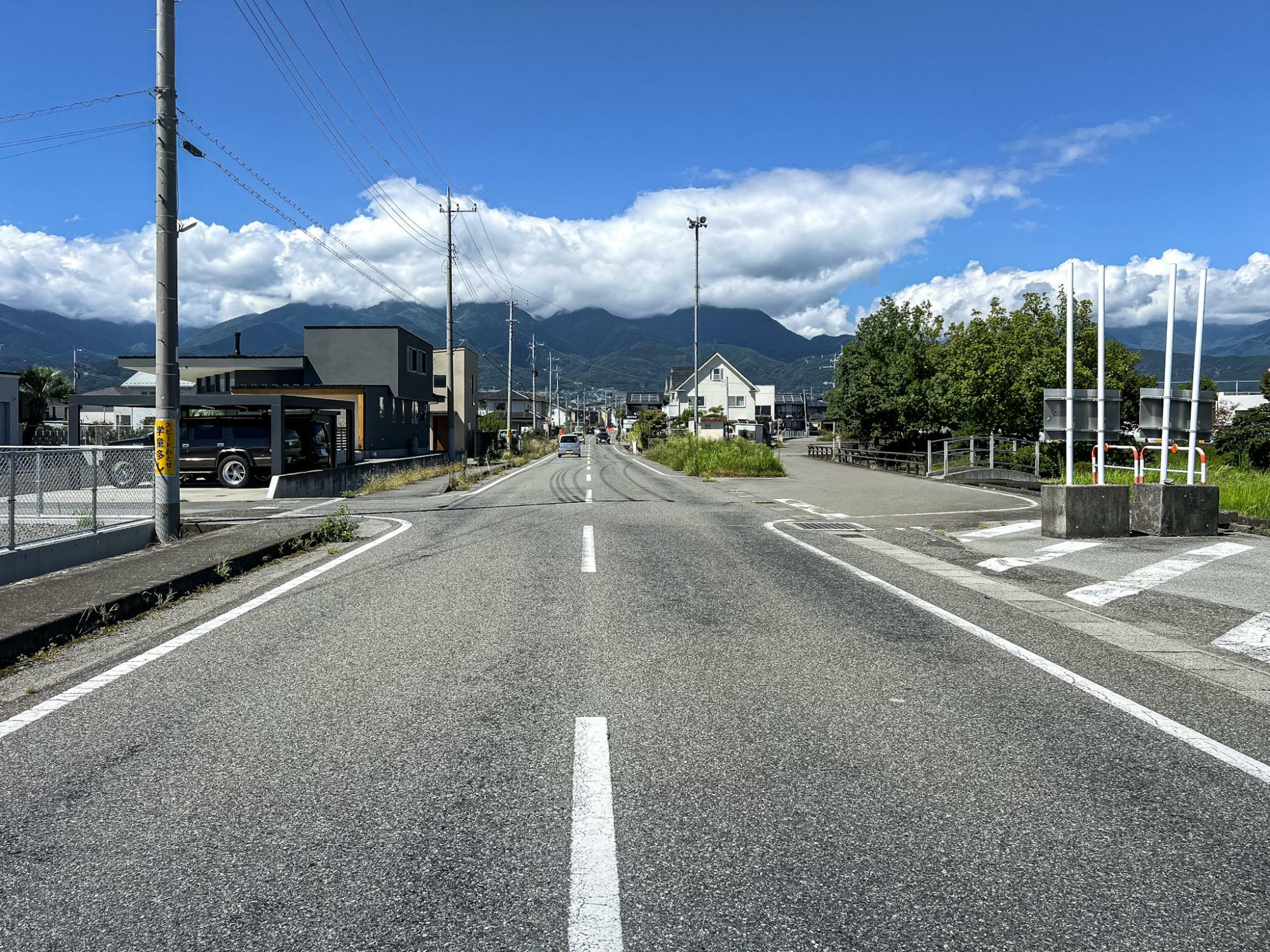 向かって右側の側道に入ります