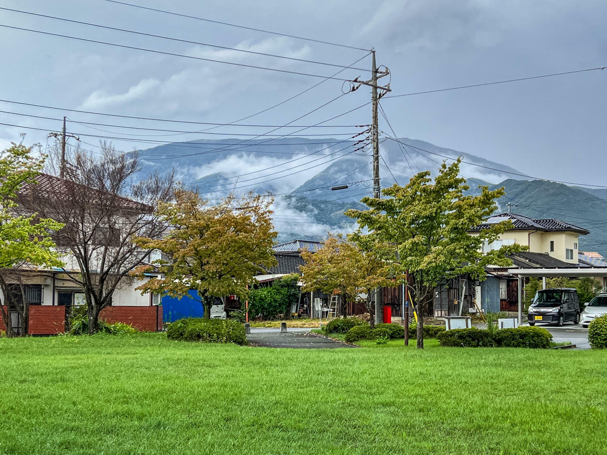 西に櫛形山を望む