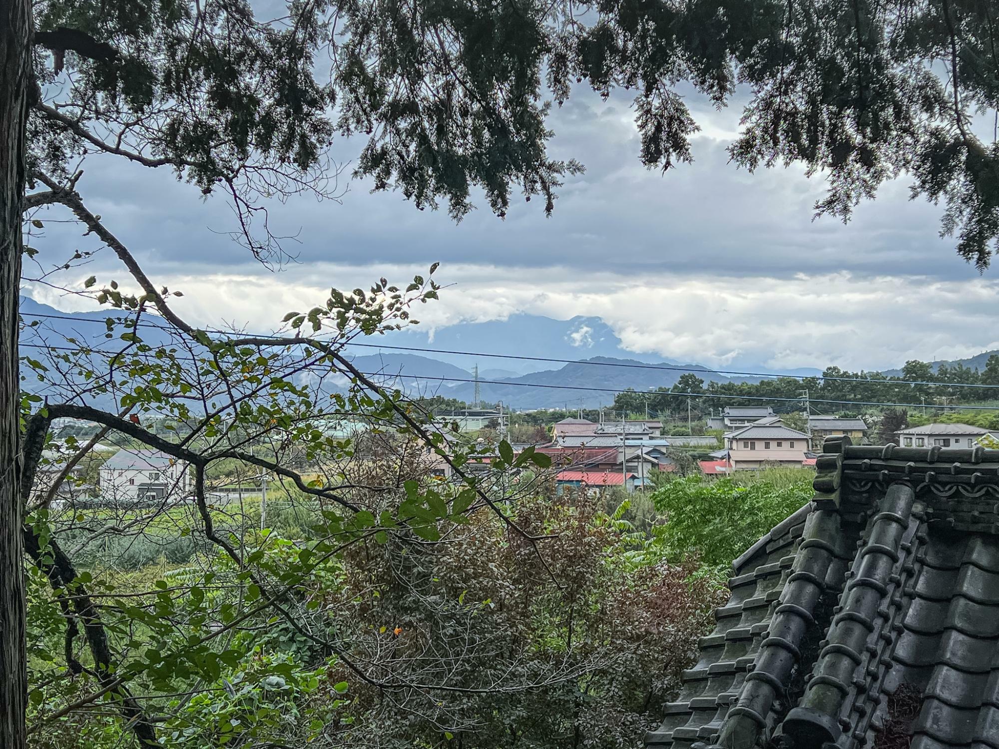 随神門の上から湯沢の地区を見下ろす