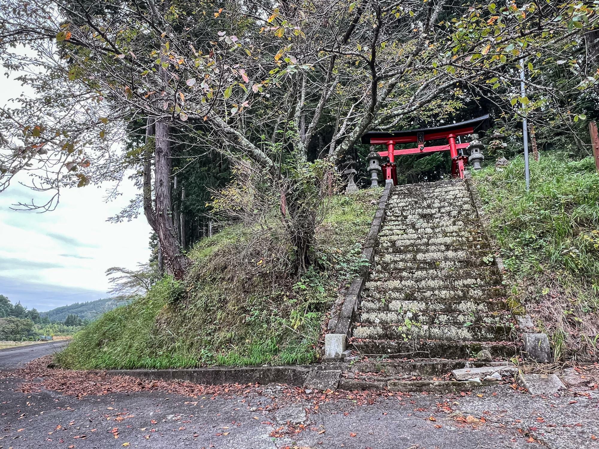 ここを少し上れば拝殿です