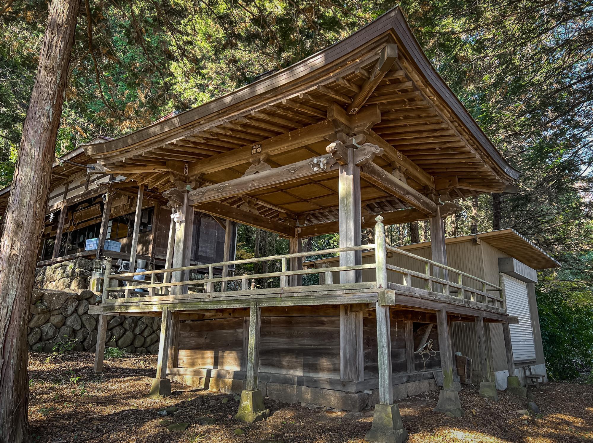 この辺りの神社は、何処もしっかりとした神楽殿がありますね