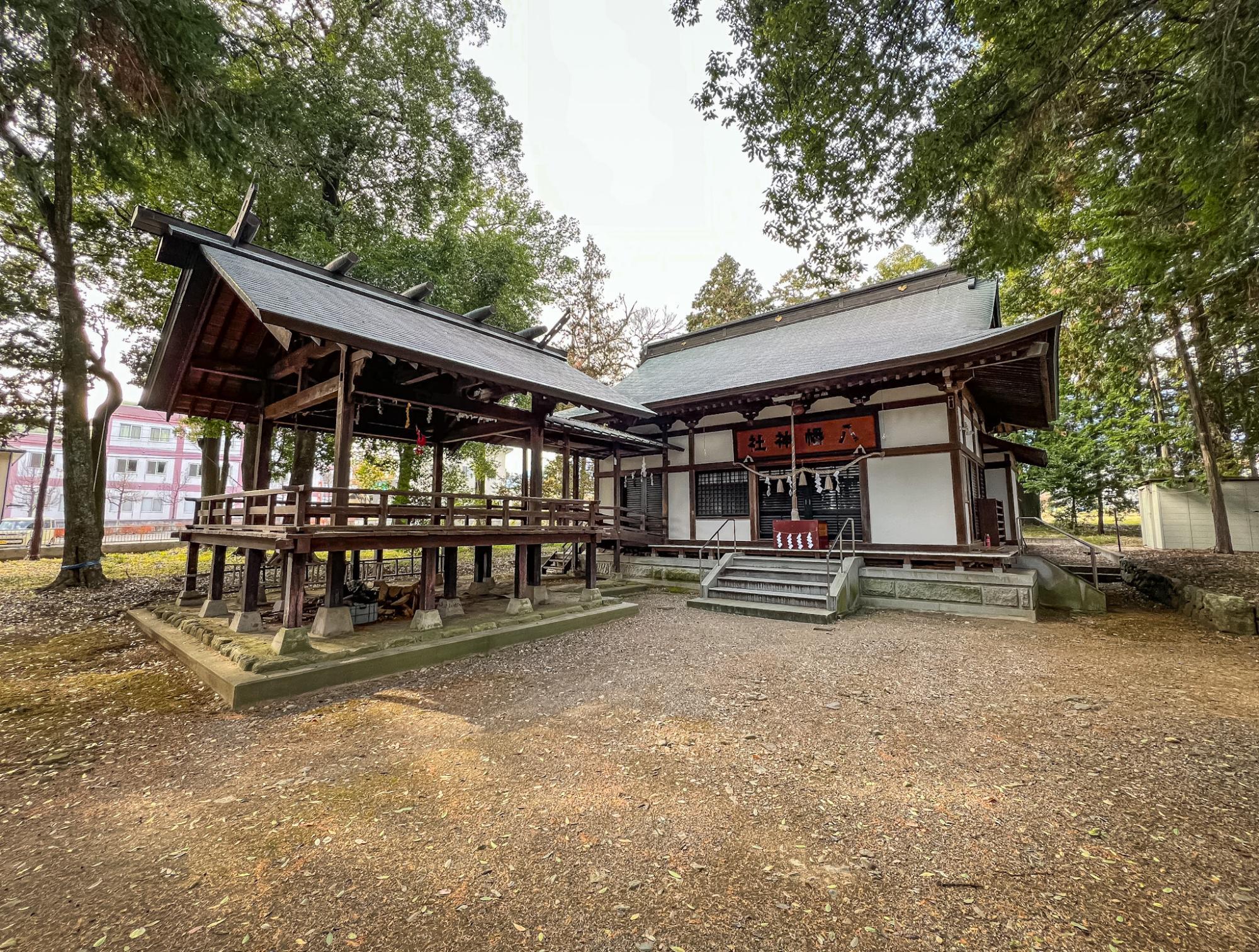 拝殿と神楽殿