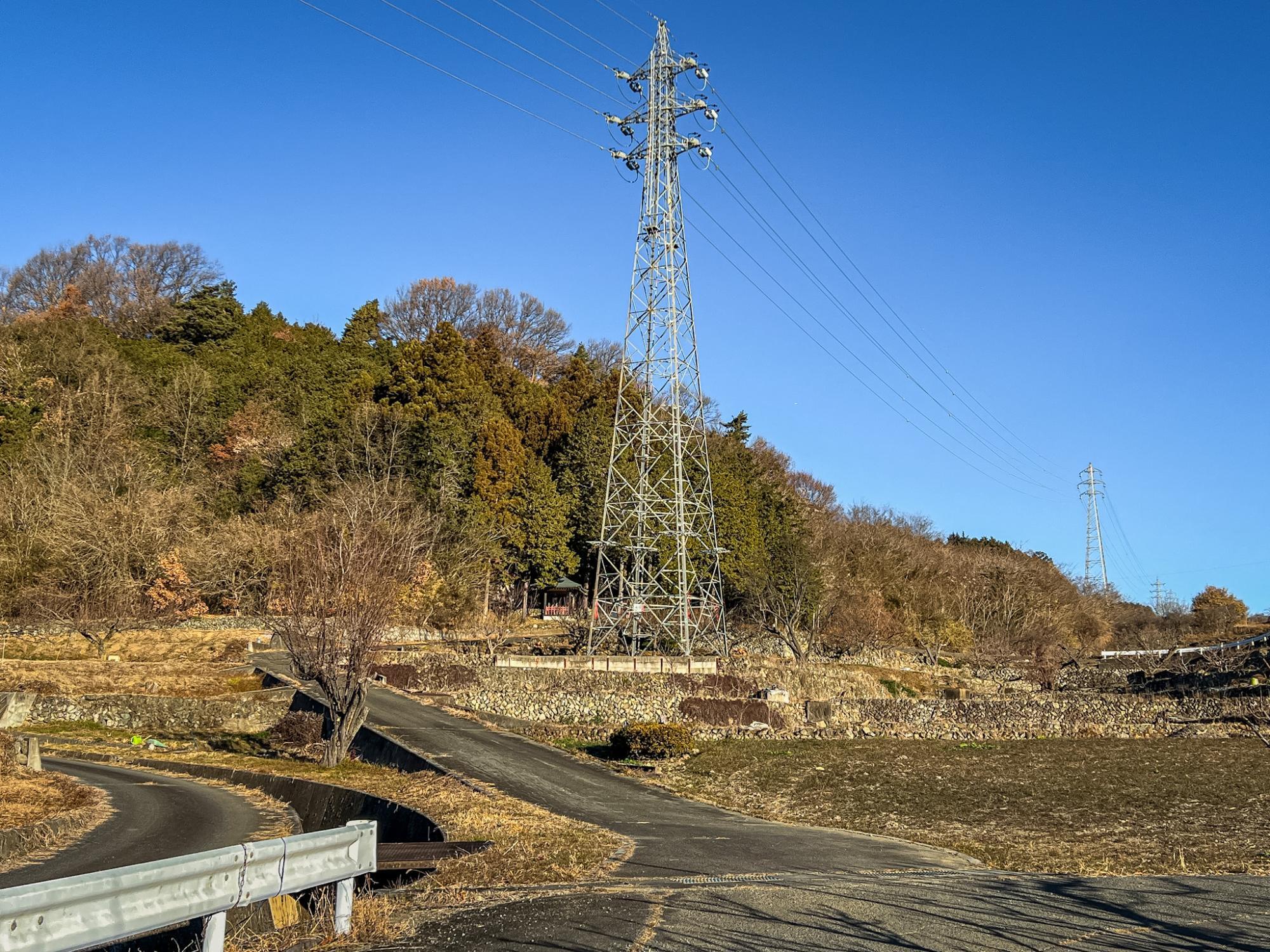 山裾の鉄塔の下にちょこんと見えます。周囲は畑