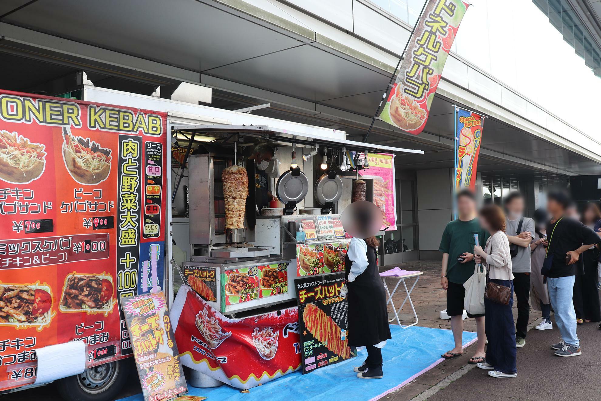 キッチンカーは水面エリアと屋外エリアに出店（前回の様子）