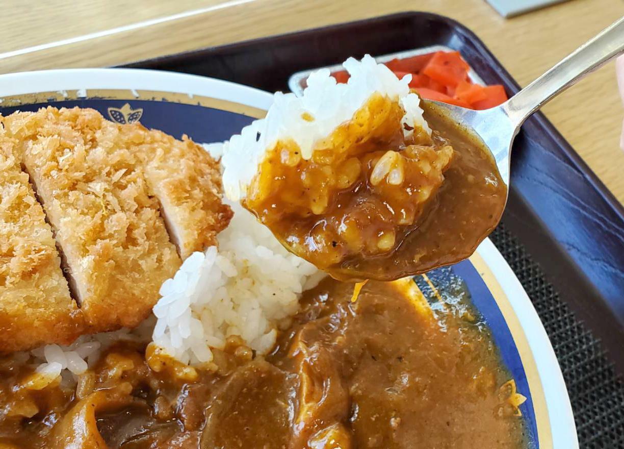 酸味とコク深さが特徴の「カツカレー（イベント時：500円）」は、スパイシーでちょっぴり大人な味付け