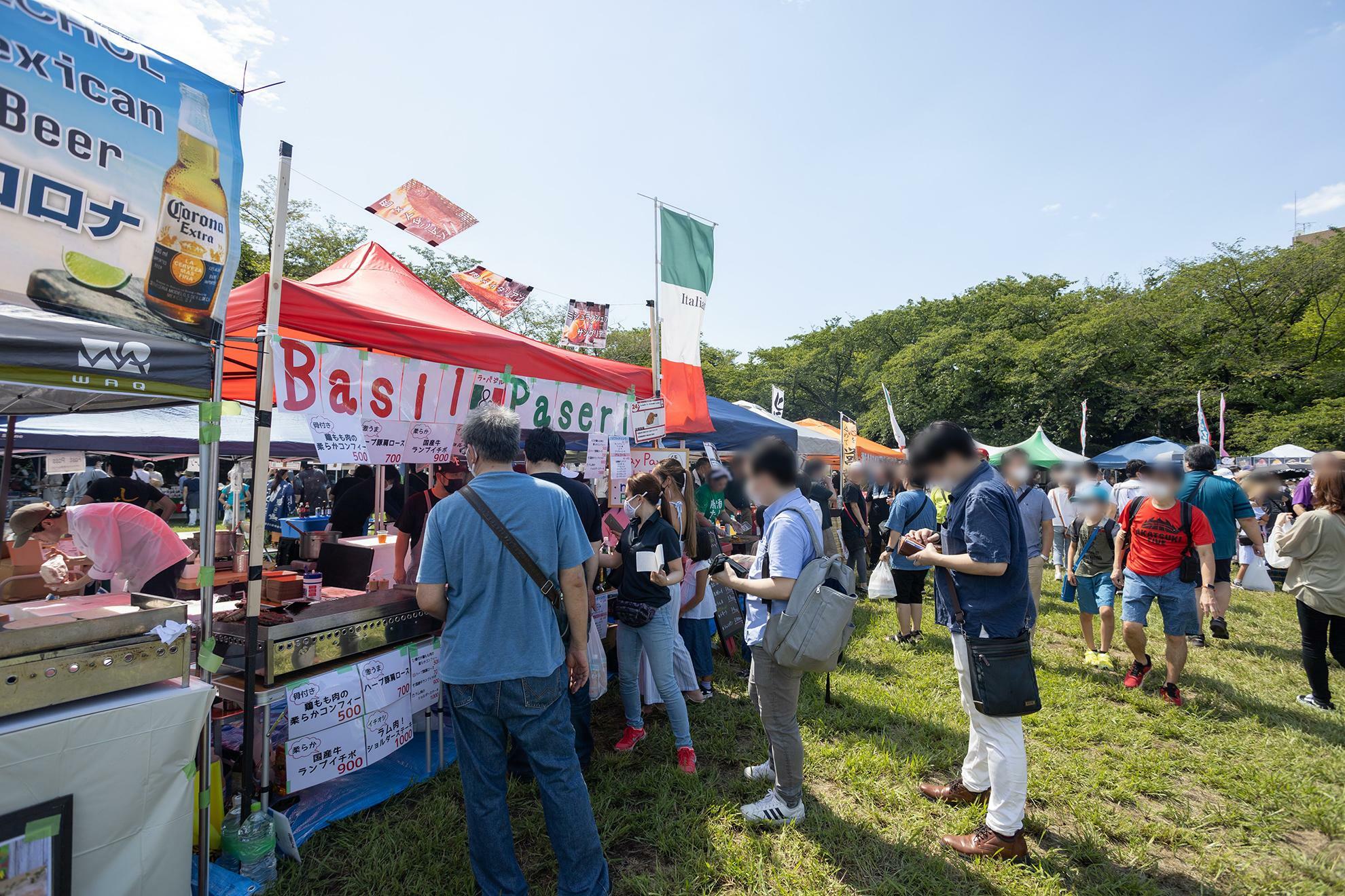 たくさんのお店が屋台で出店！