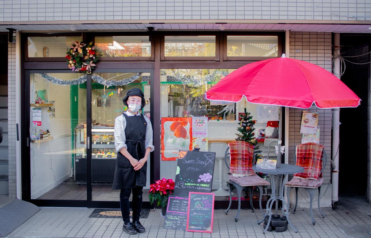 『Sweets.Stand.パラソル』の店頭に立つ店主の石川さん