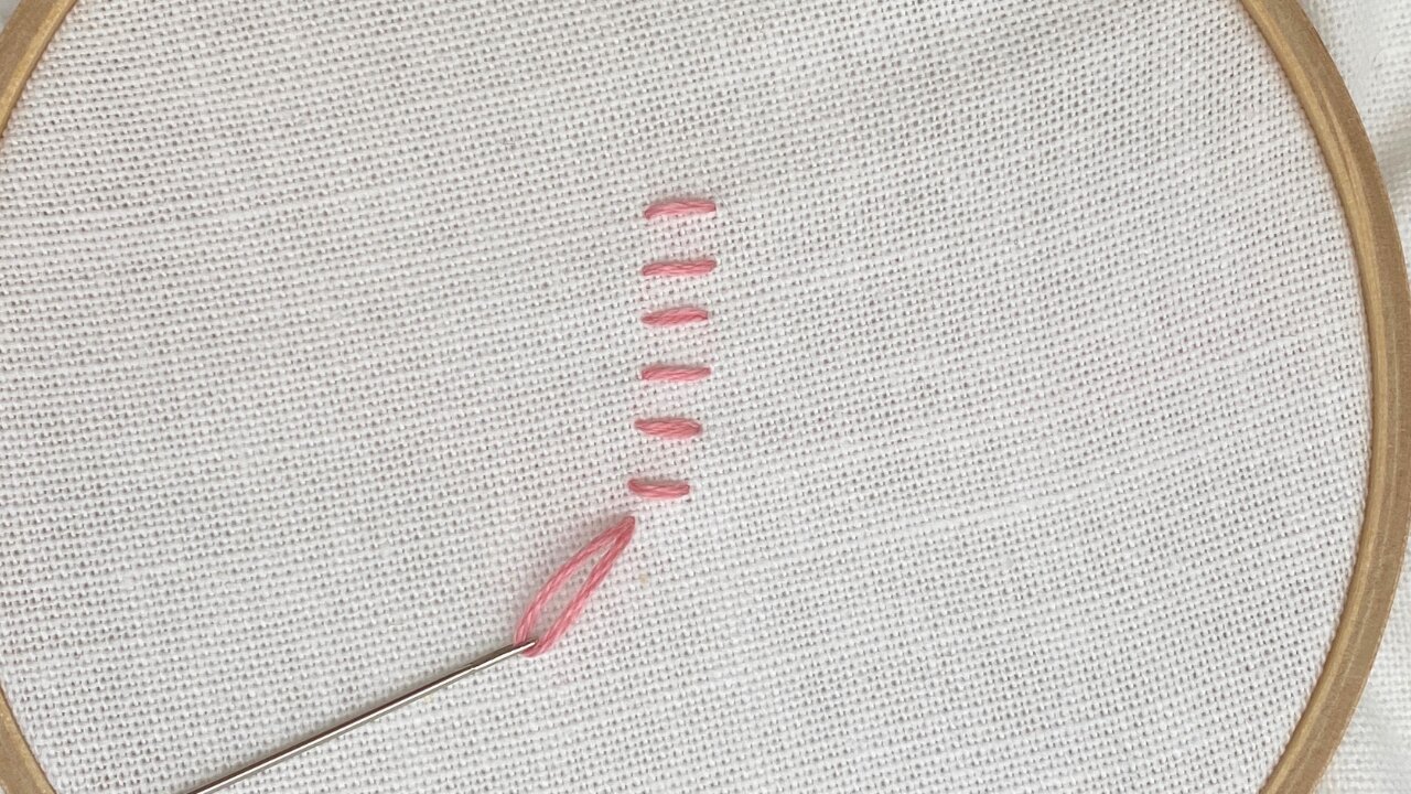 まつり縫いの下端から針を出しているところ
