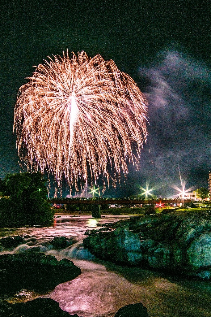 闘竜灘と花火（写真：主催者提供）