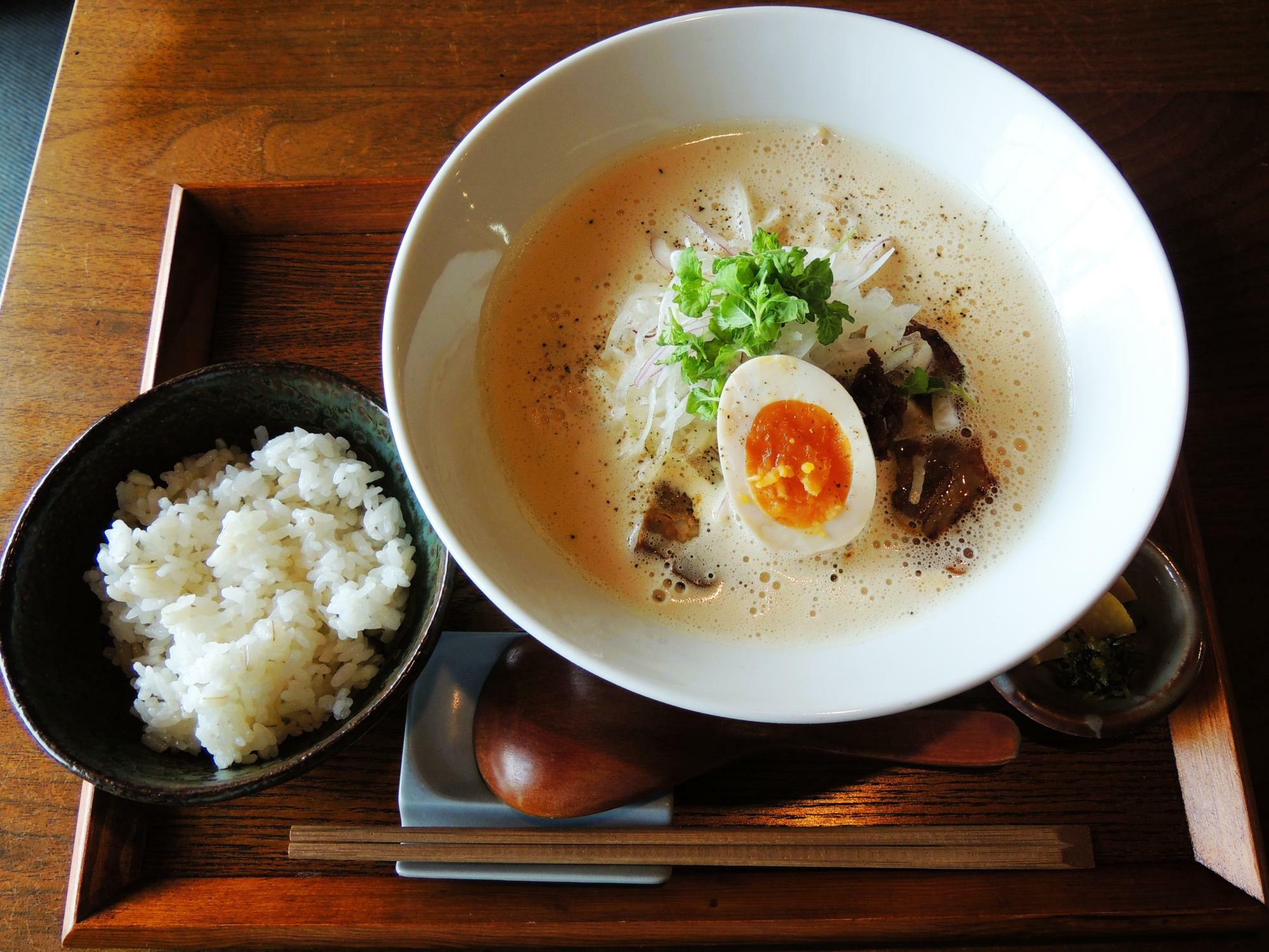 濃厚鶏白湯らーめんともち麦ご飯