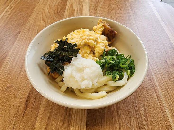 （店提供写真）「鶏天タルタルおろしうどん」830円（税込）