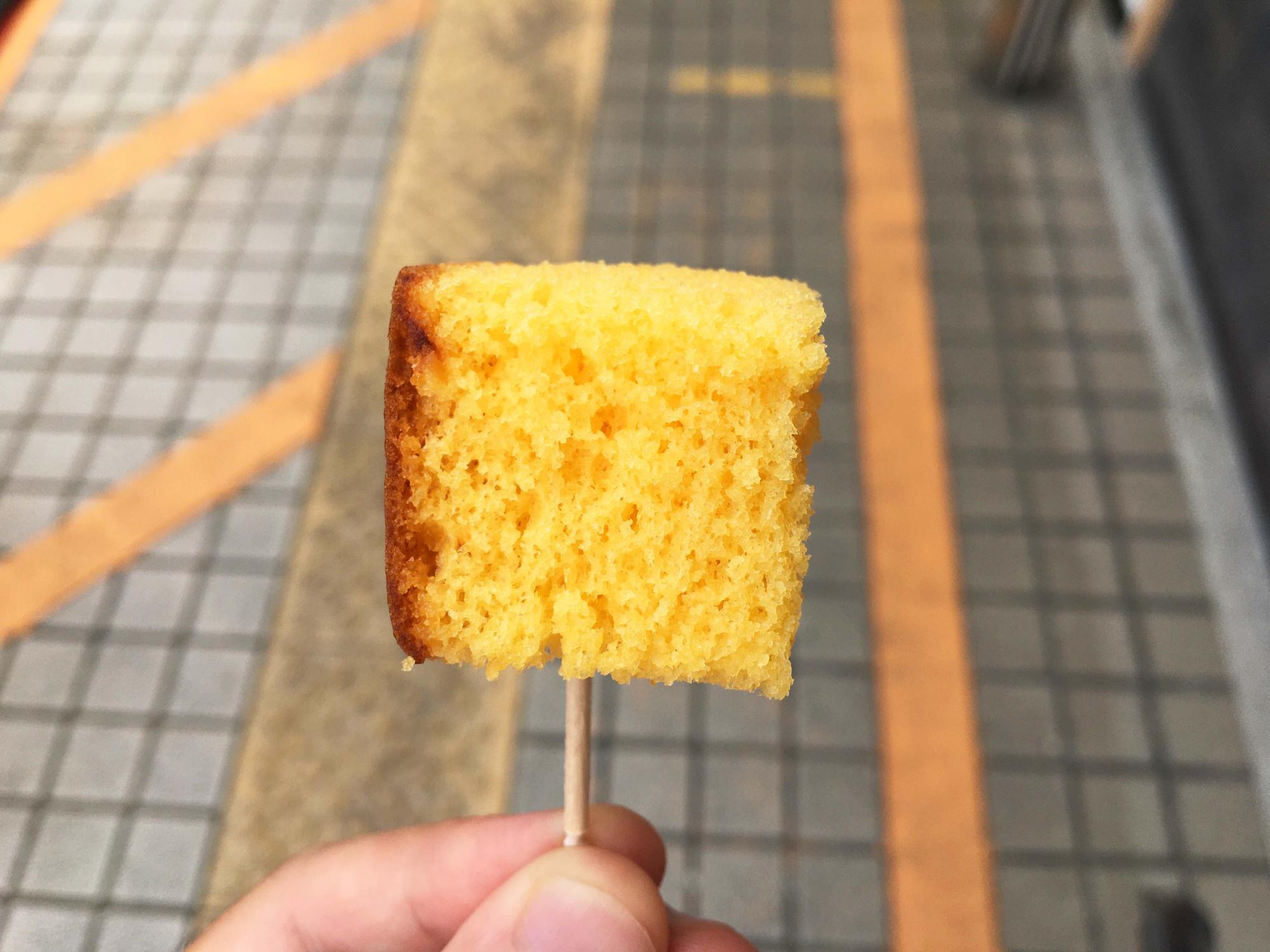 焼きたてのパイナップルカステラ