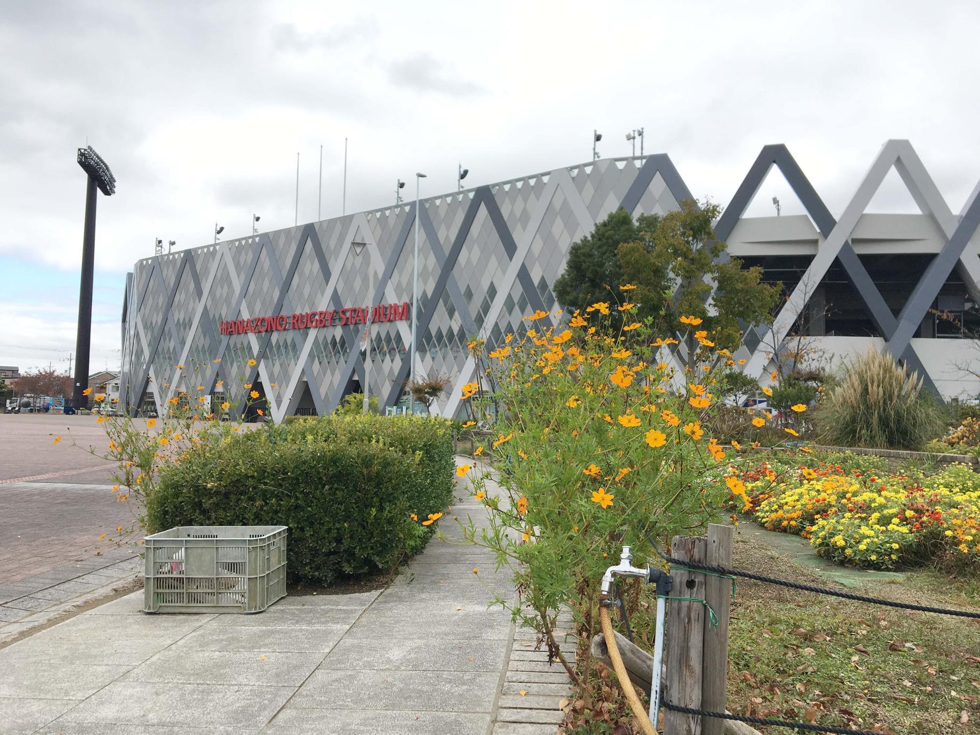 東大阪花園ラグビー場前の花壇