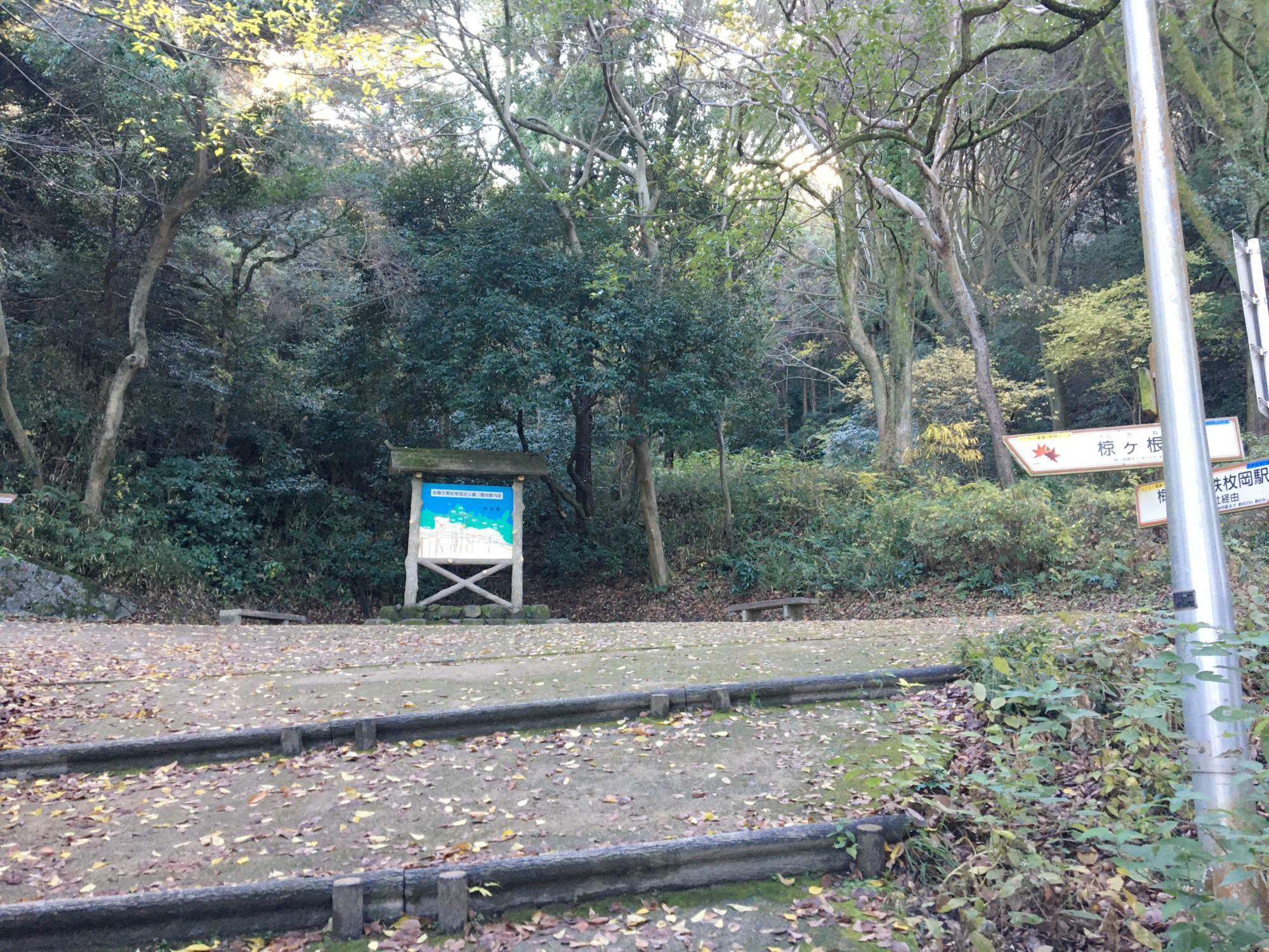 枚岡公園入り口　どちらに進んでいっても行けますが、左へ曲がると行きやすいです。