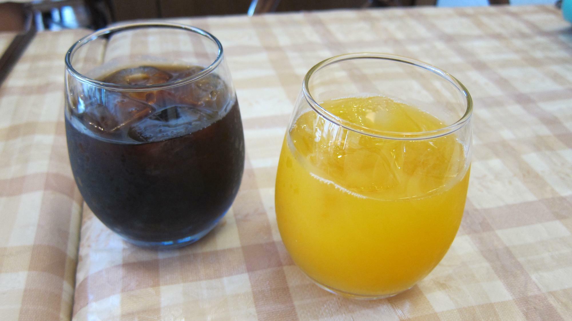 アイスティー（微糖）とオレンジジュース