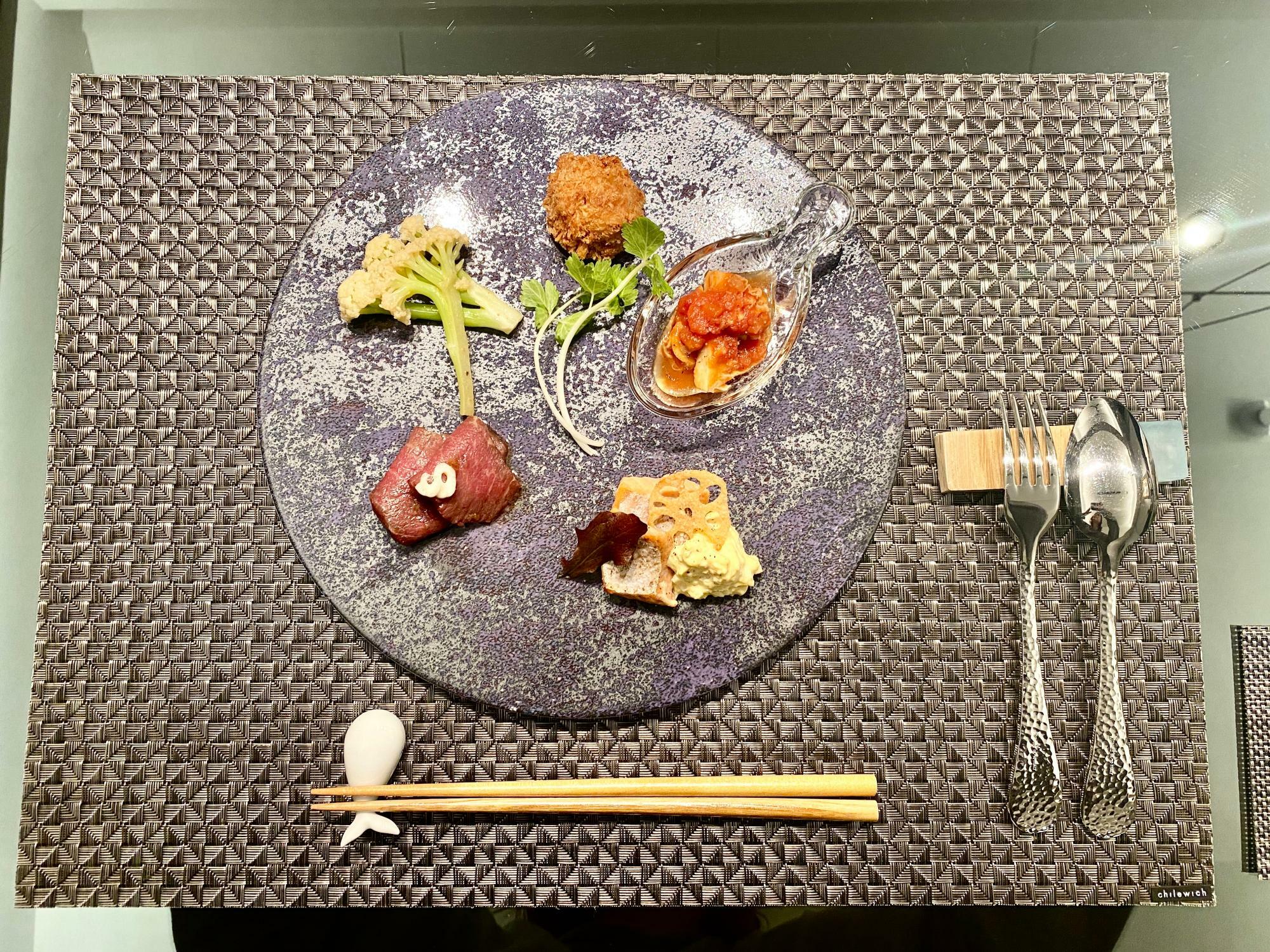 鎌倉野菜を使ったカルパッチョやクルミと生ハムのパスタなど、見た目も美し料理。