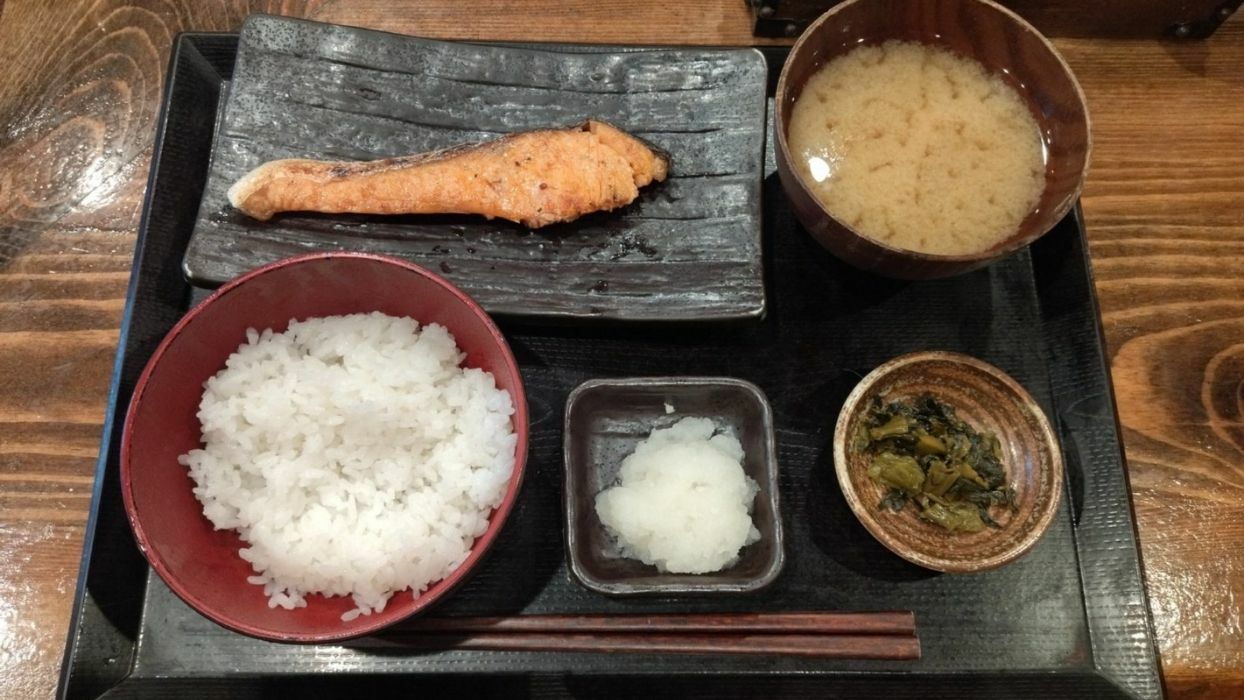 これぞ日本の朝ごはん！鮭が小ぶりでご飯も小盛りなジャストサイズが嬉しい