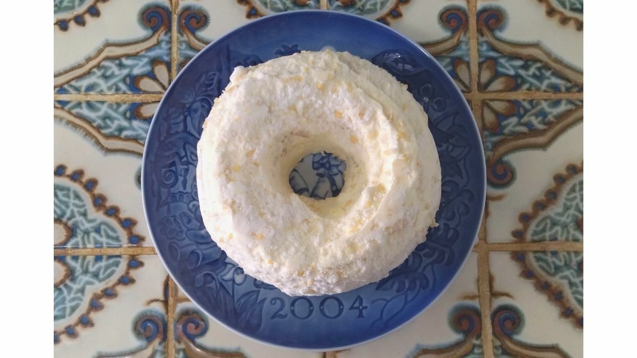 リースのような美しい純白のケーキ