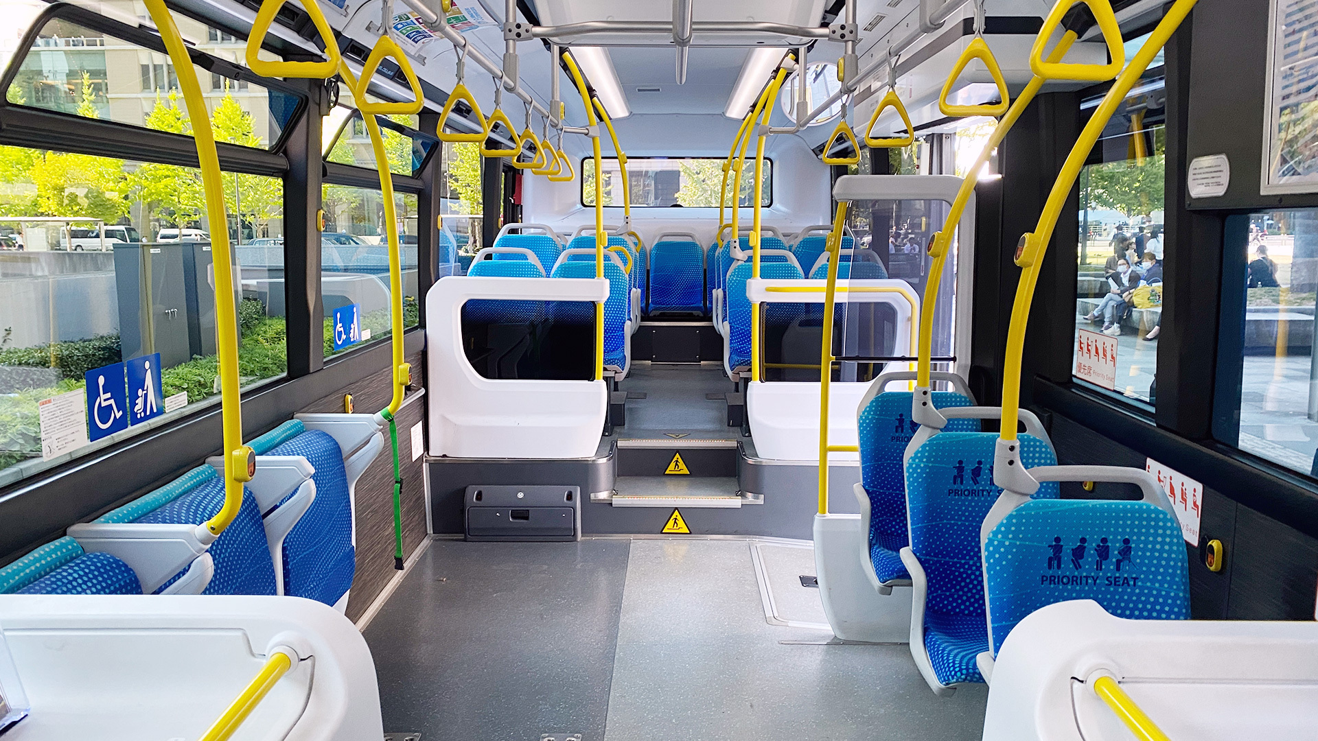 「JR竹芝 水素シャトルバス」運転席側から後方を撮影
