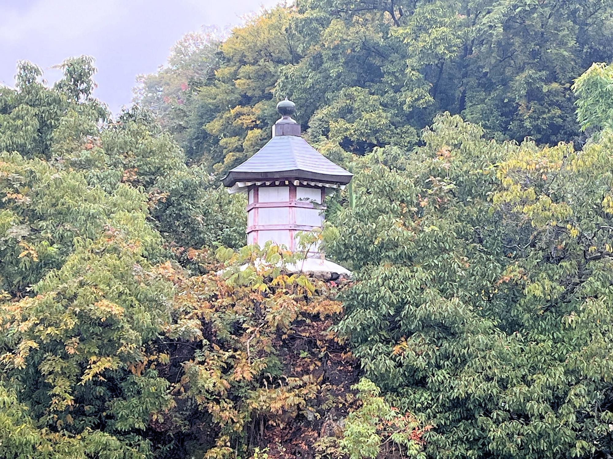 行者岩の上に立つ弁天堂