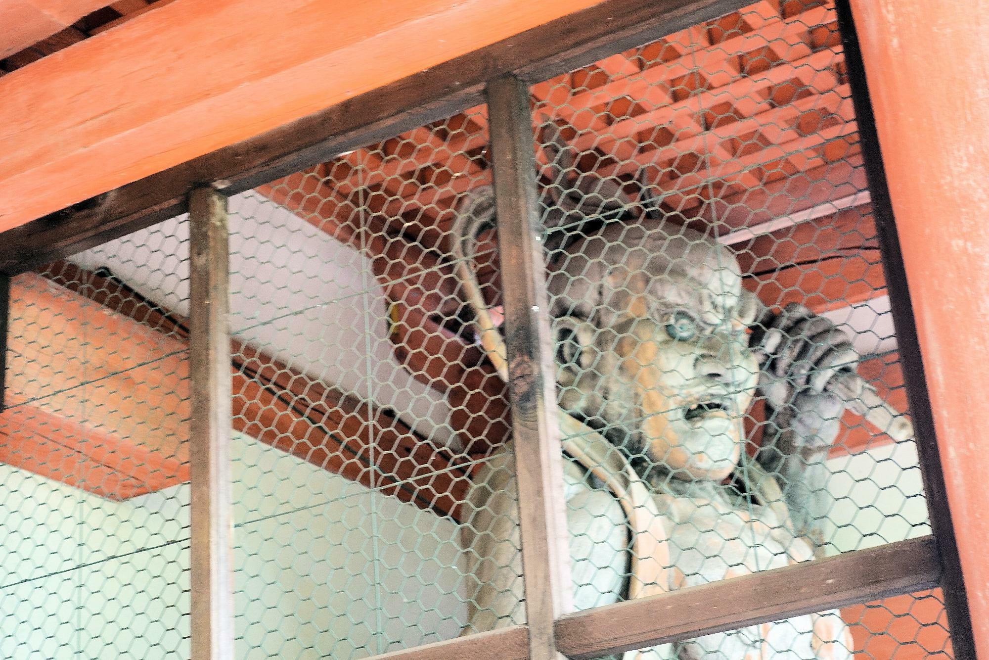 仁王門の中にある重要文化財の金剛力士像