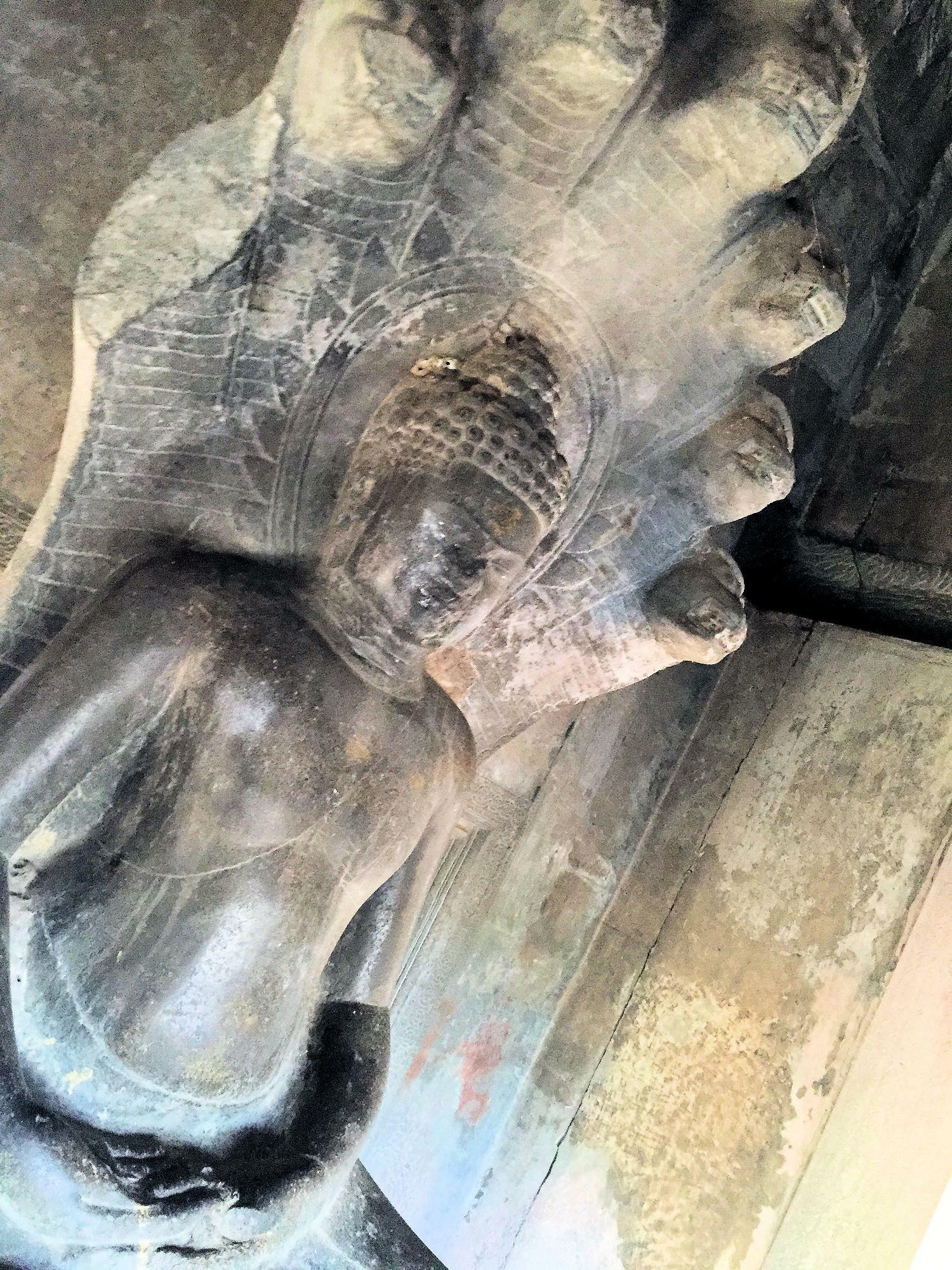 参考画像：仏像の後ろにいるのが蛇神のナーガ