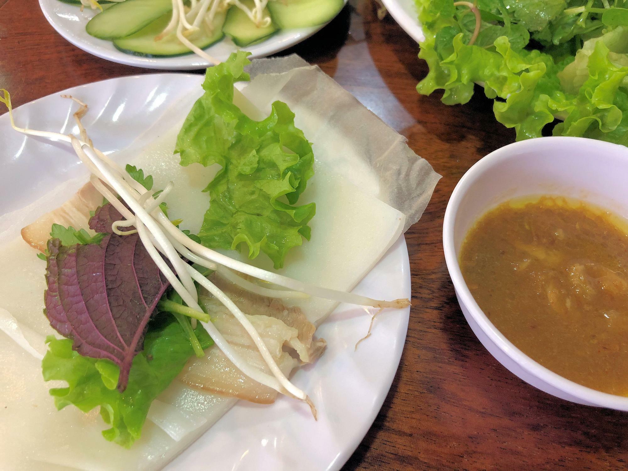 ベトナム料理では、野菜や肉などをライスペーパーに挟んで食べるものがあります