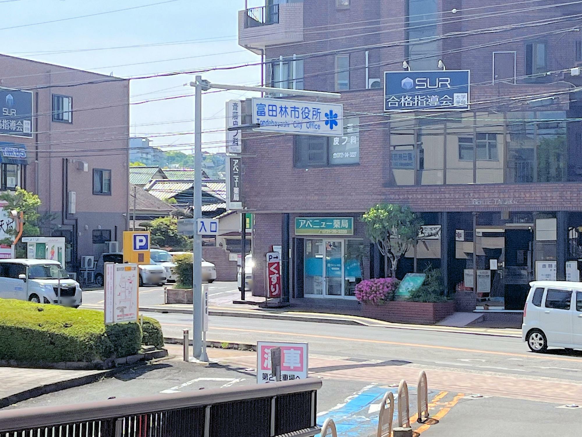 富田林警察署は画像の建物から見て、左側、富田林市役所の隣にあります
