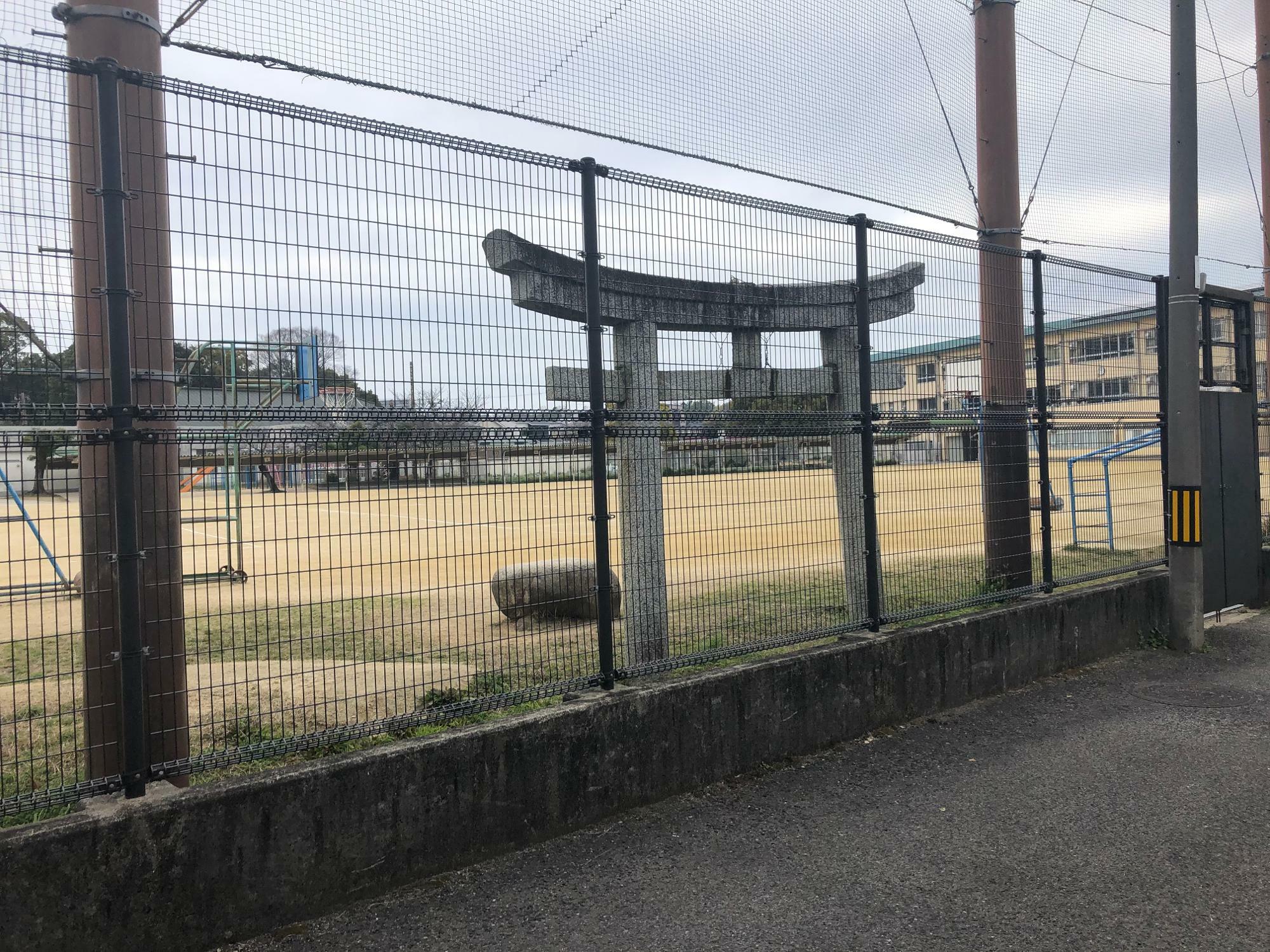 西代神社御旅所は、長野小学校の東側敷地内にある畳半帖程の石です