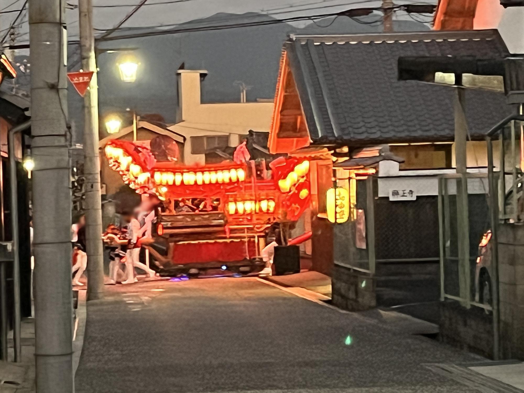 寺内町を曳行する子供だんじり