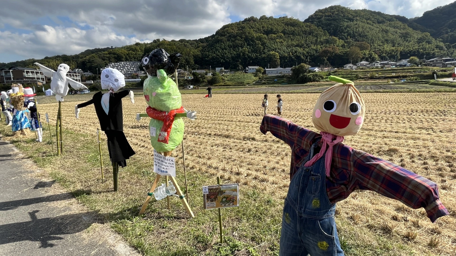 富田林市】癒されるのどかな田んぼと芸術作品の数々。嬉のかかしフェスティバル初日の模様をご紹介。（奥河内から情報発信） - エキスパート -  Yahoo!ニュース