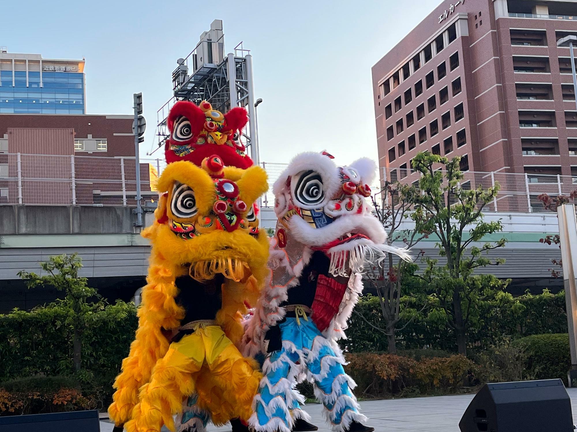 先日難波の華友祭で演じていた中国の獅子舞