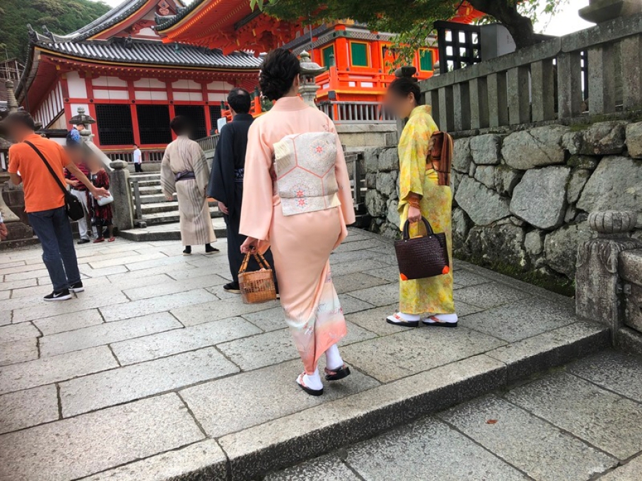 参考画像：京都清水寺で着物姿で観光をする人