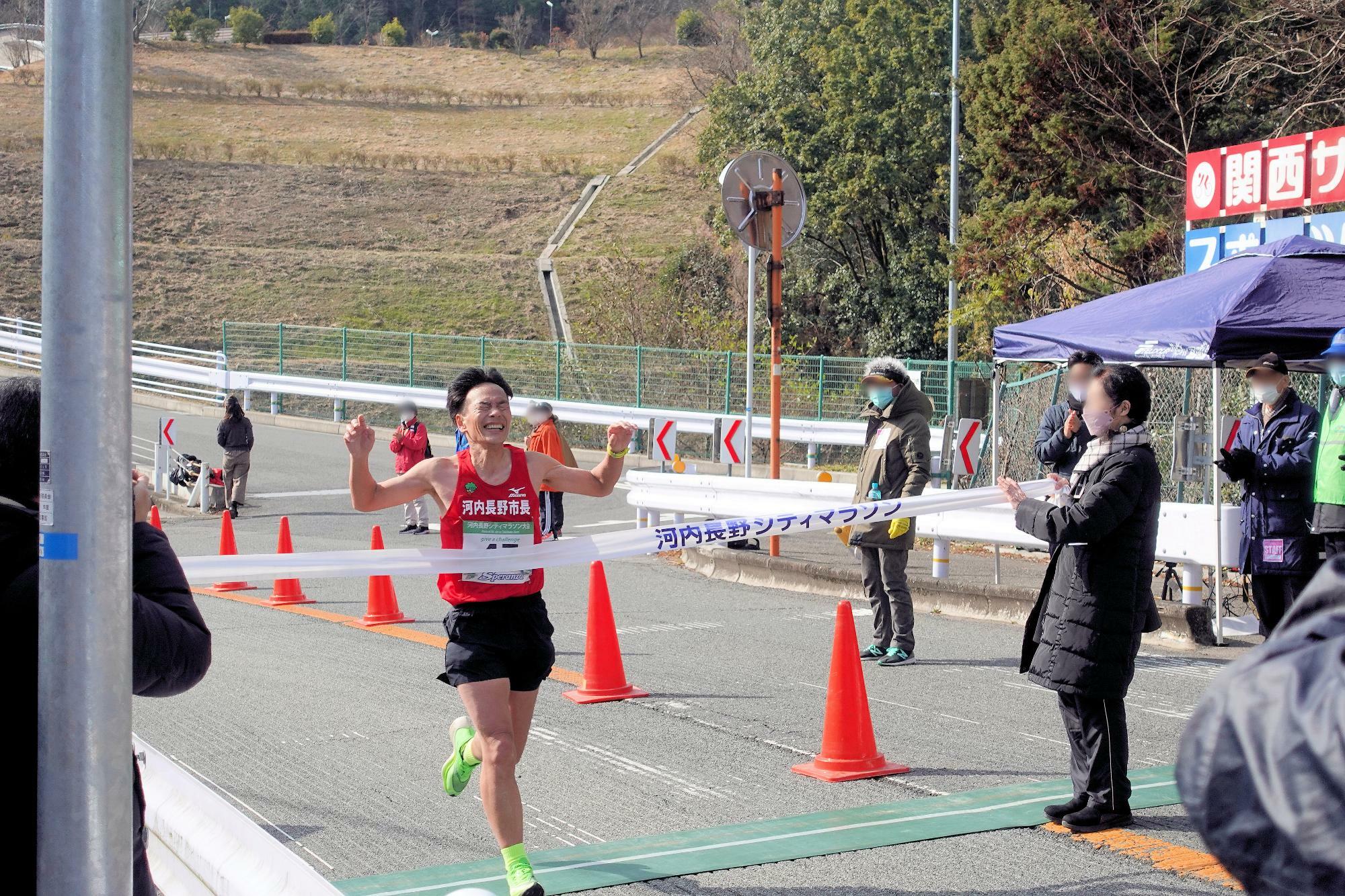 昨年のマラソンの様子。日本最速市長こと島田市長のゴールの瞬間