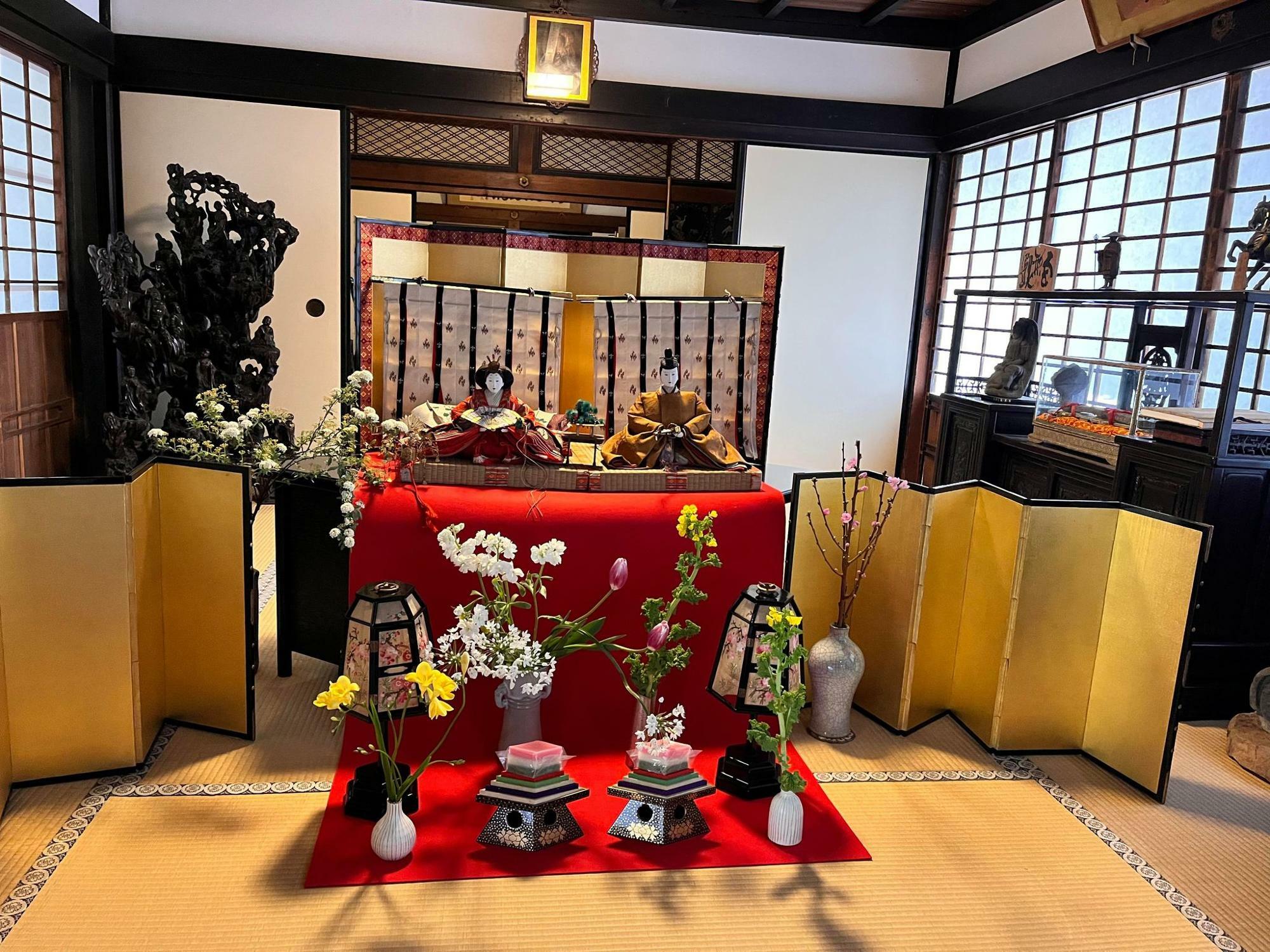 観心寺KU-RIの玄関に飾られていたひな人形