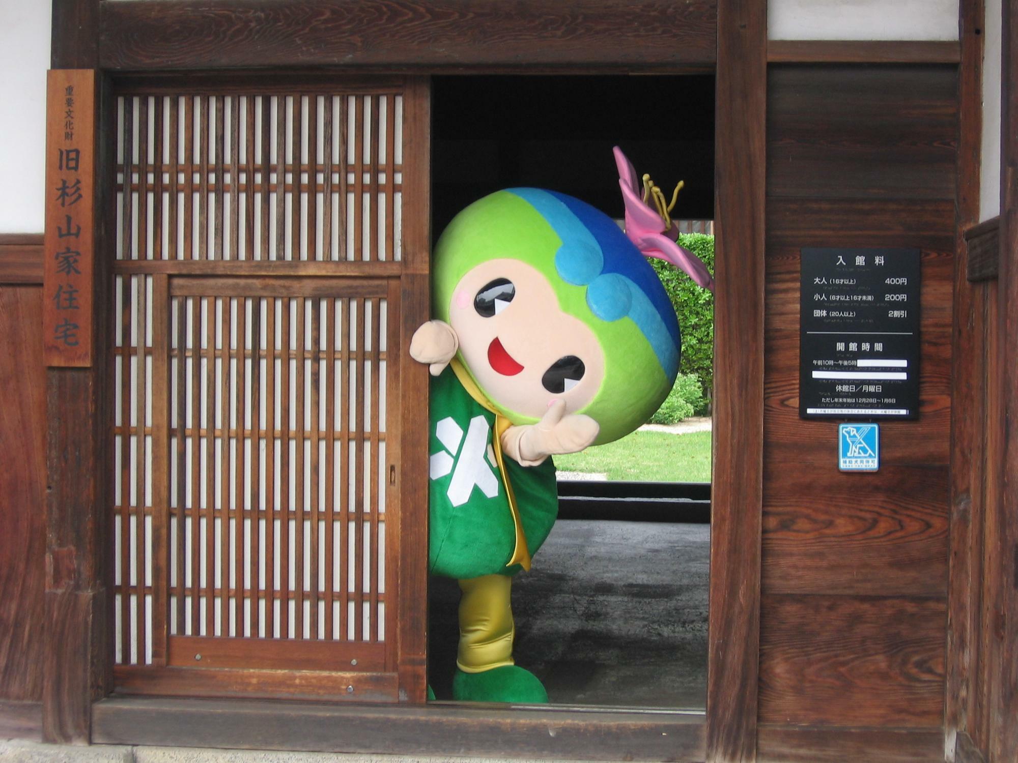 富田林の象徴寺内町のメインである旧杉山家住宅との2ショット　画像提供：富田林市都市魅力課