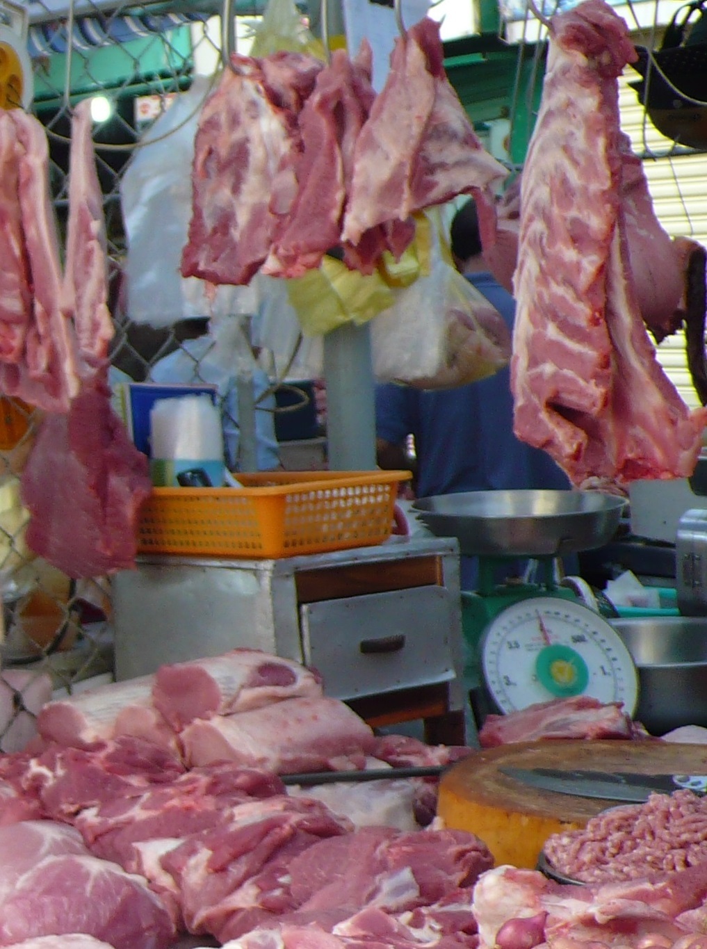 イメージ写真。海外にある肉をぶら下げている市場です。