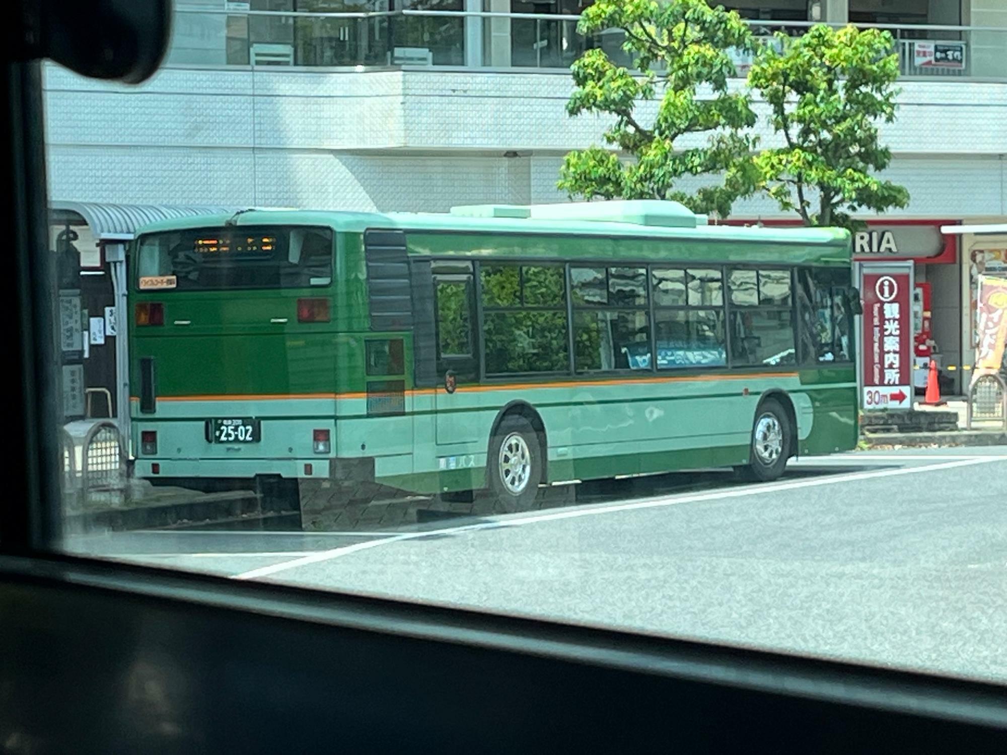 数日前に発見した緑のバス