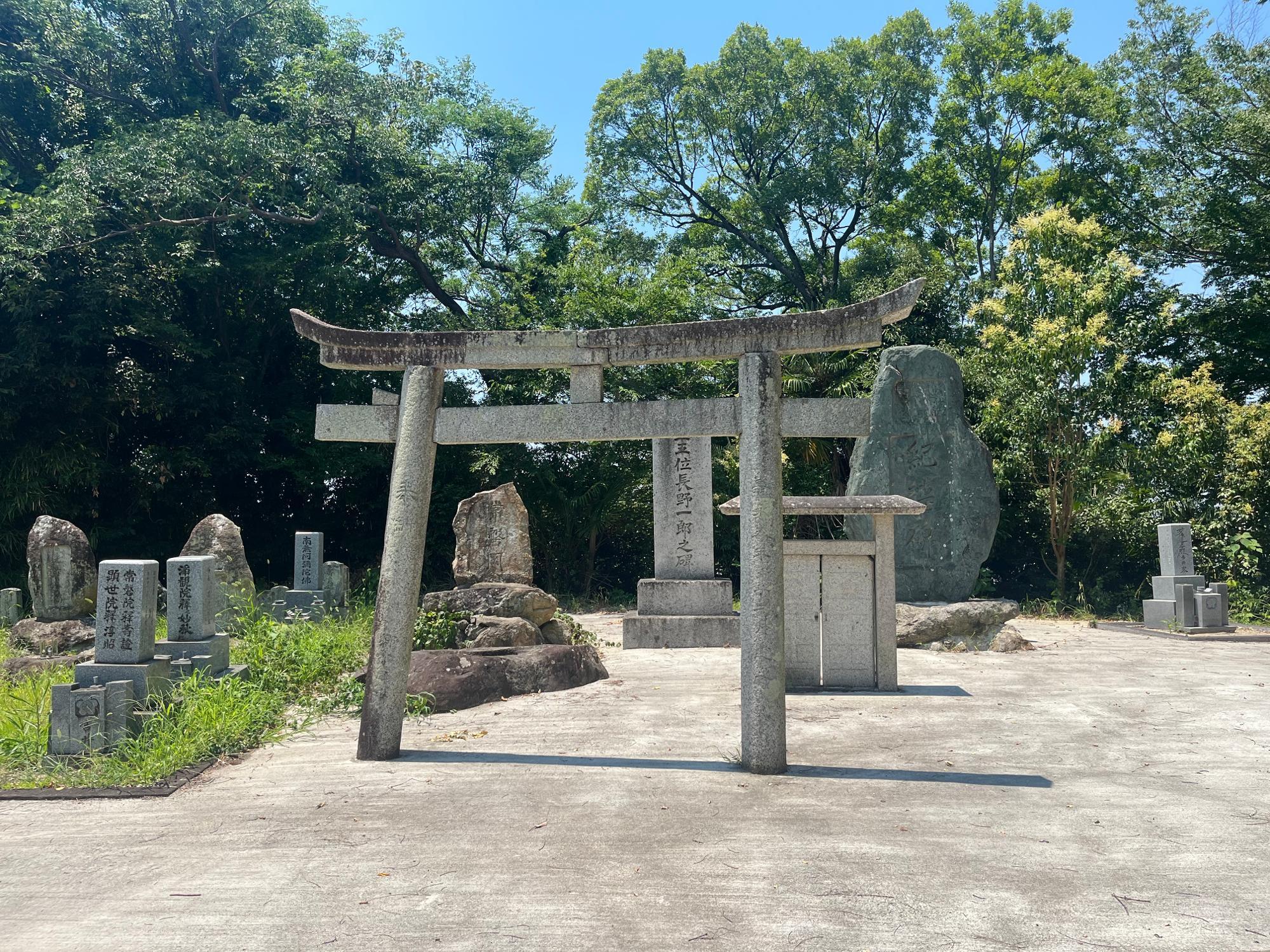 河南町にある長野一郎の墓