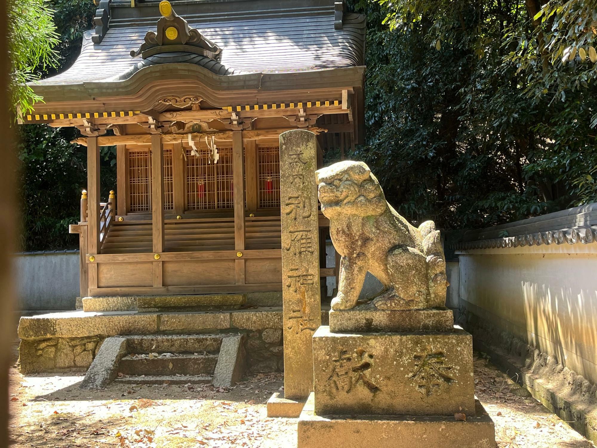 格子の外から撮影した美具久留御魂神社内にある利雁神社