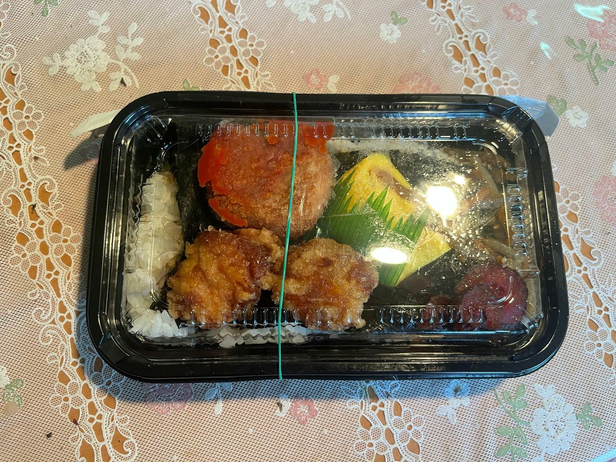 唐揚げが入った海苔弁当　450円