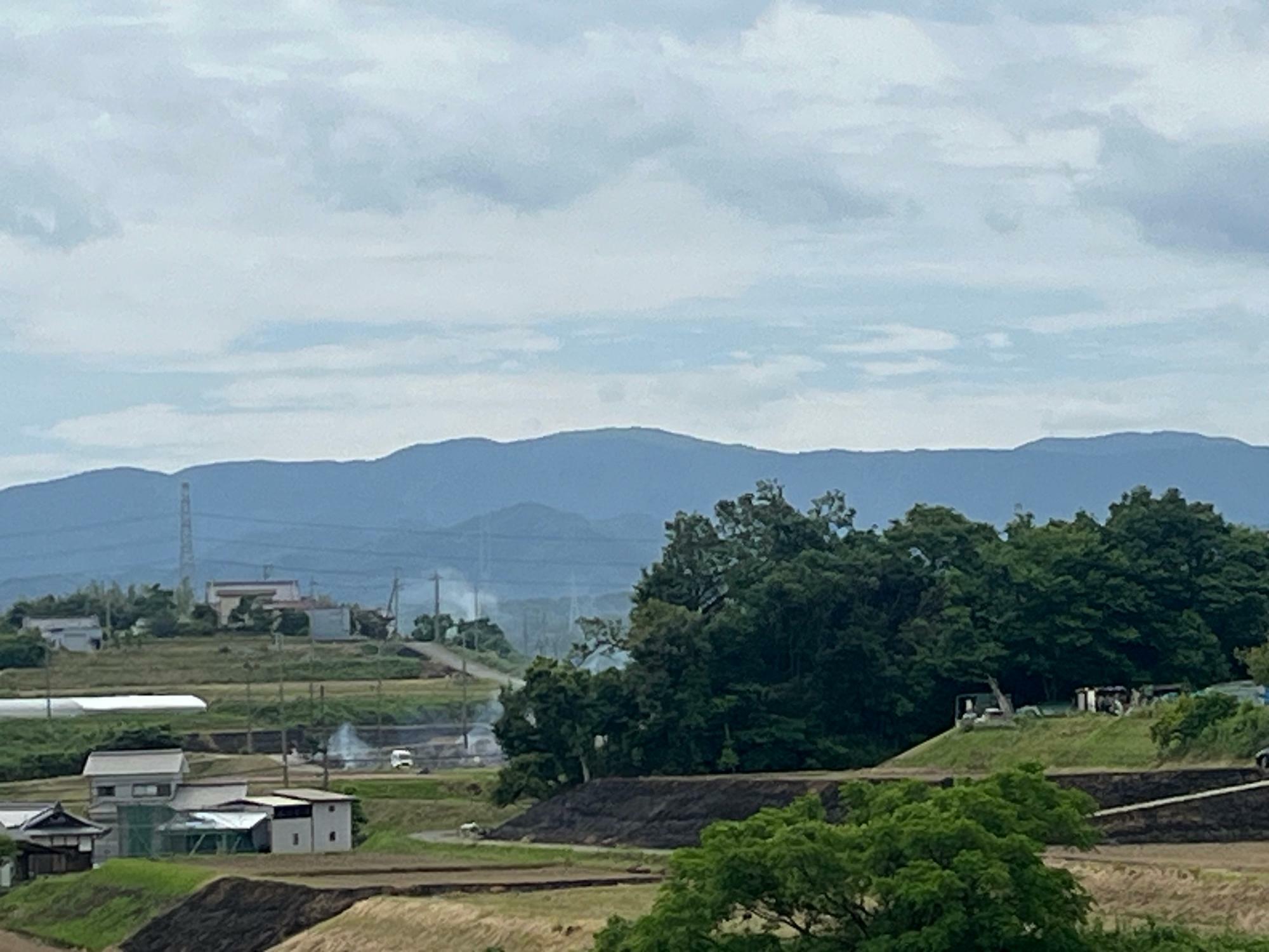 画像は堺市南区から岩湧山方面を見た様子