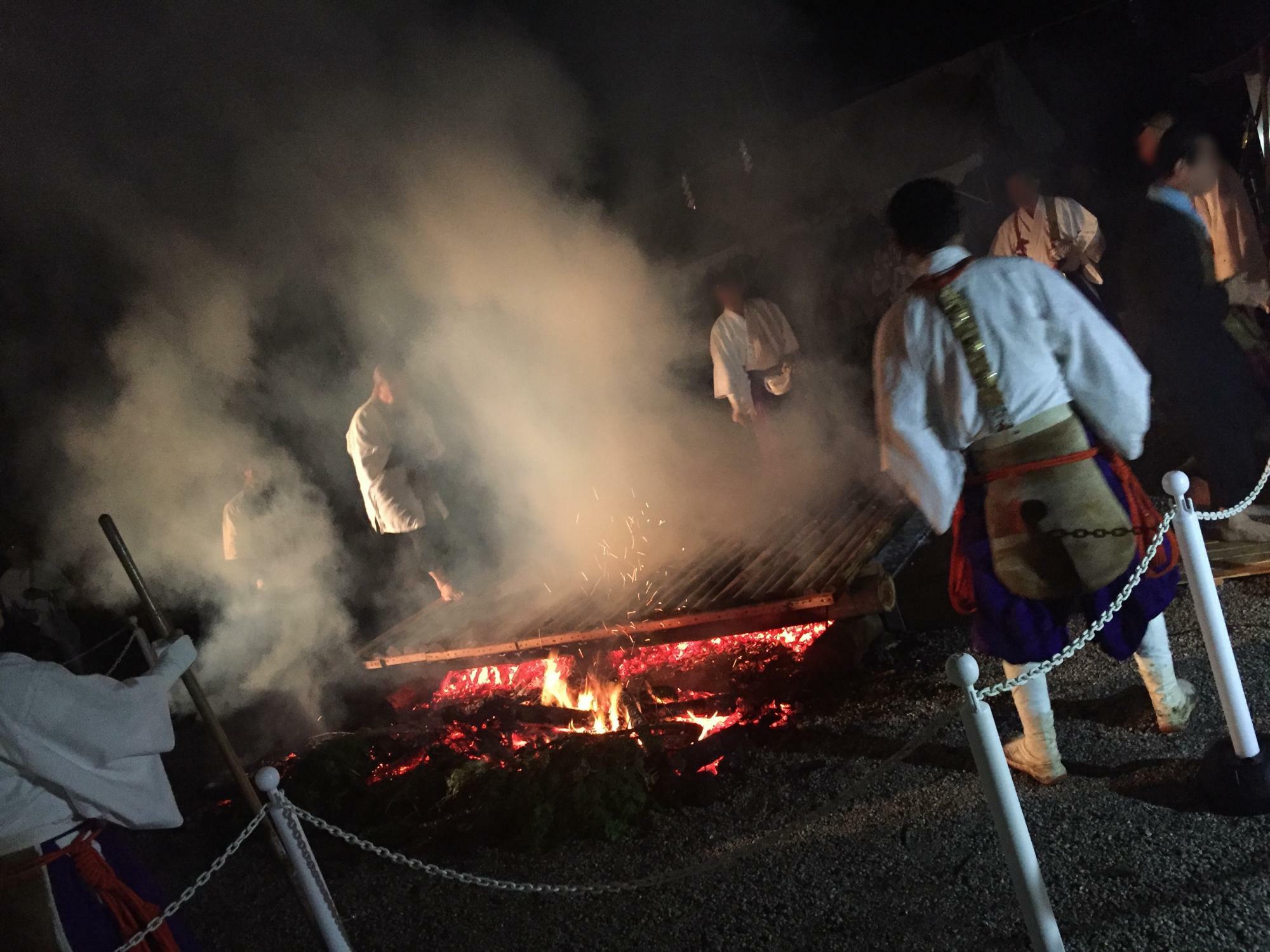 天川村龍泉寺の火渡りの儀式